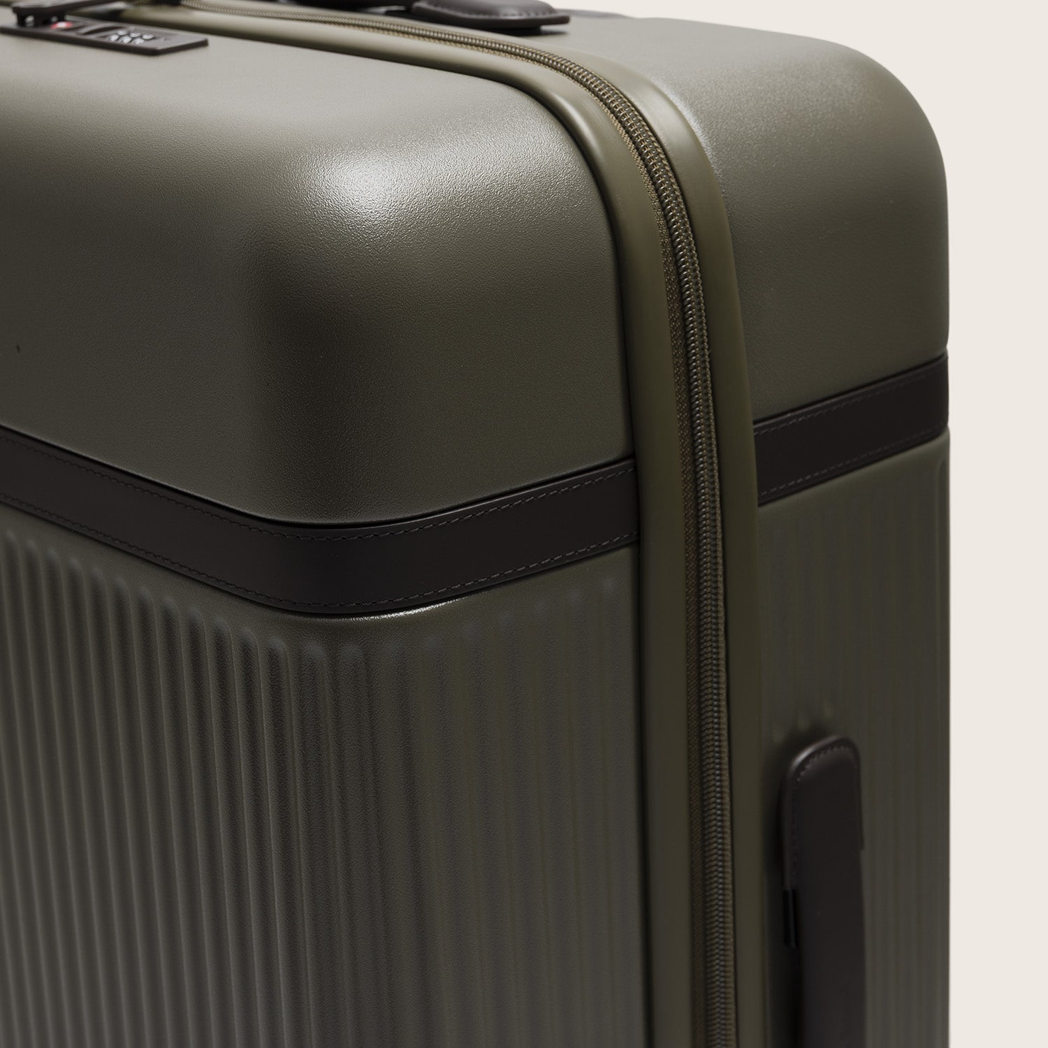 Medium Reisekoffer Shadow Olive Zuna