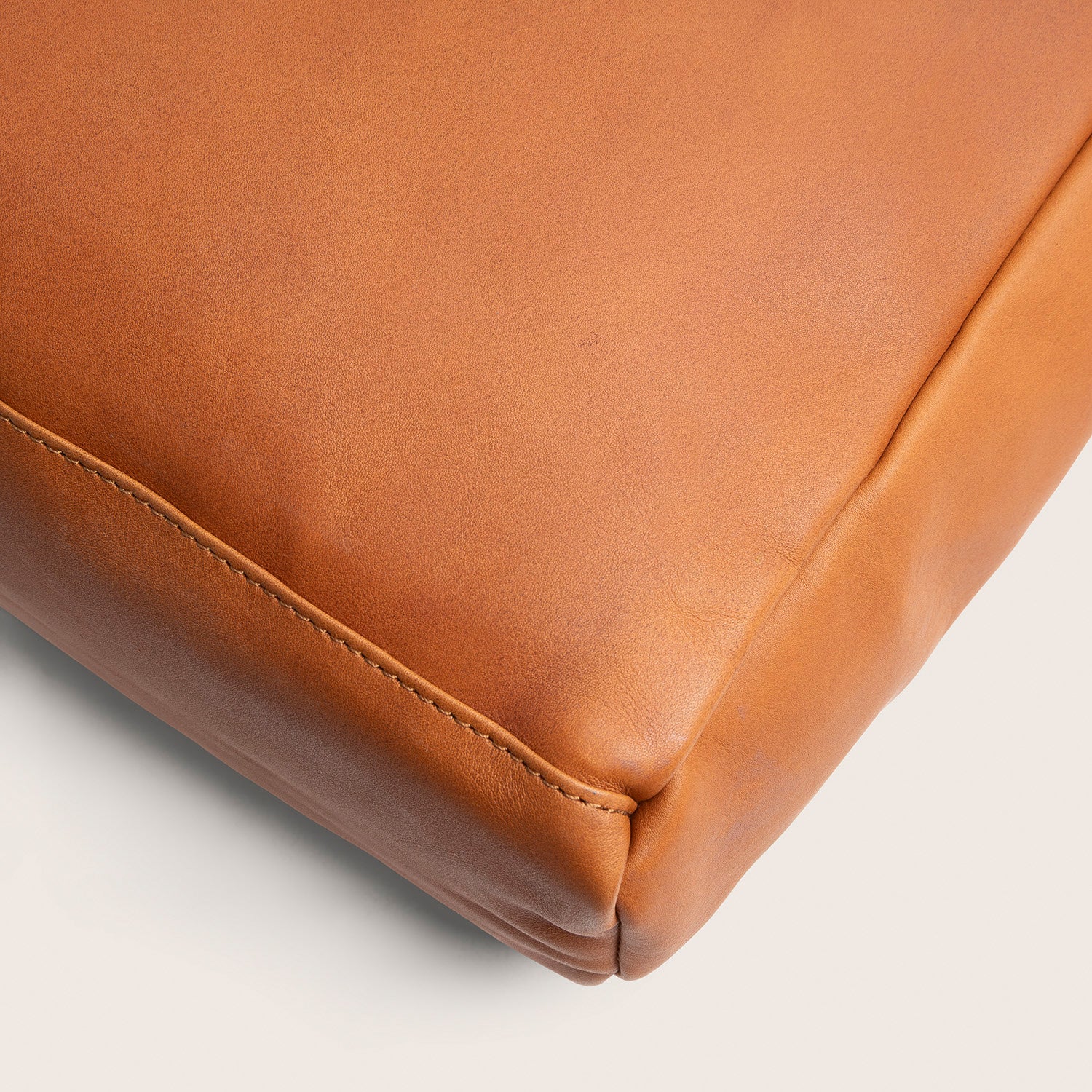 Leather Tote Bag Cognac Berlin, close-up of the leather at the base