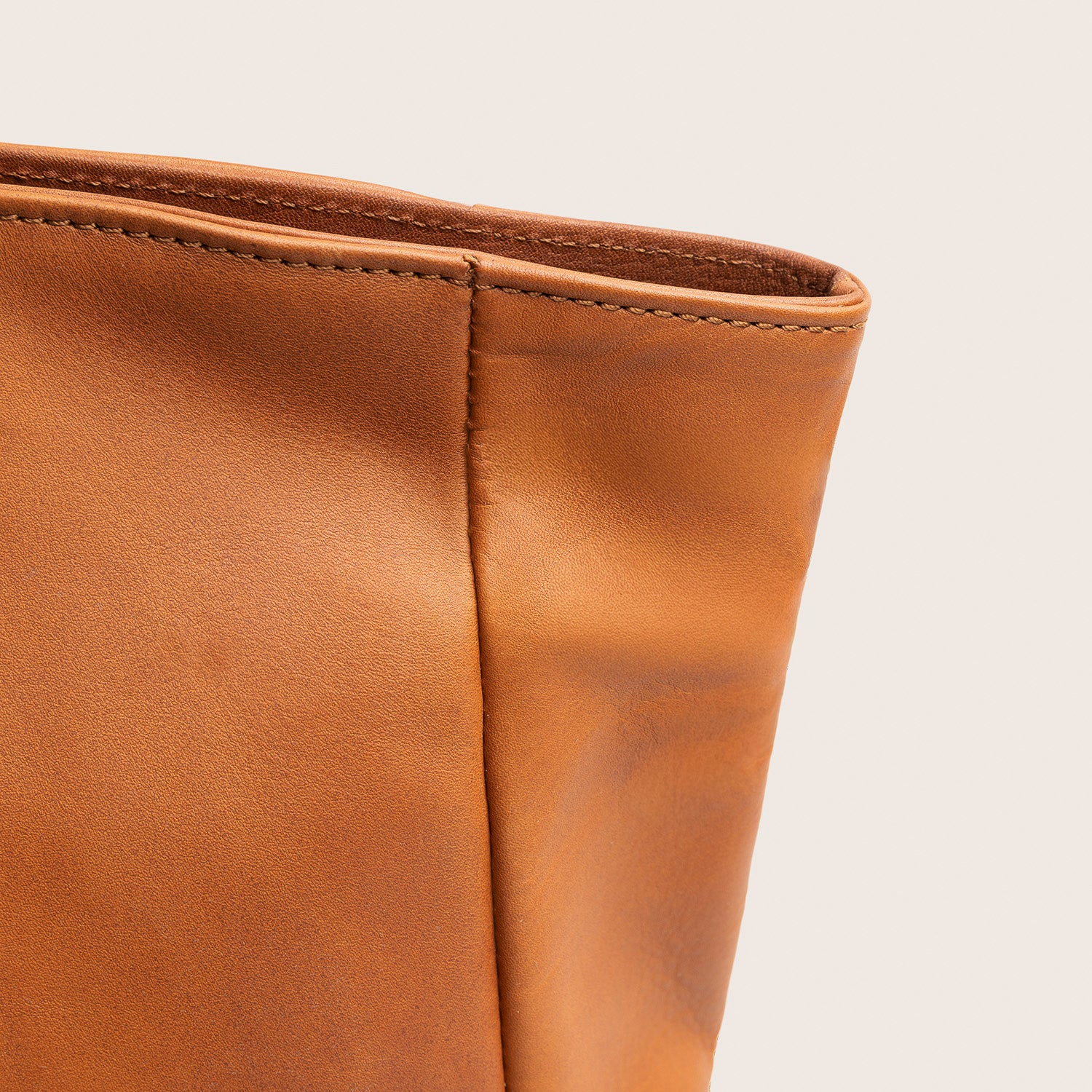 Leather Tote Bag Cognac Berlin, close-up of the leather at the top edge