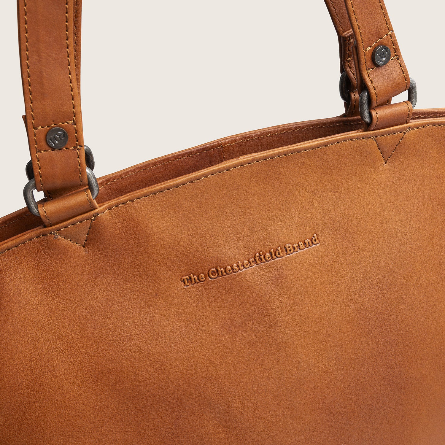 Leather Tote Bag Cognac Berlin, close-up of the embossed logo