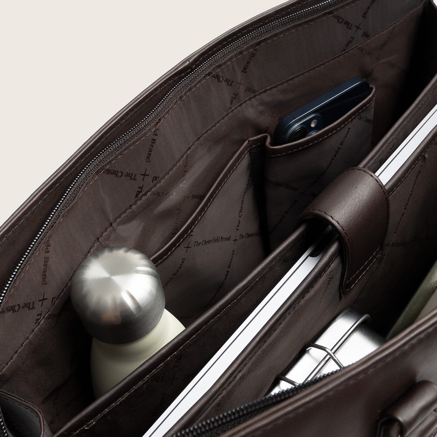 Leather Shoulder Bag Brown Fidenza, inside view with a phone in a slip pocket