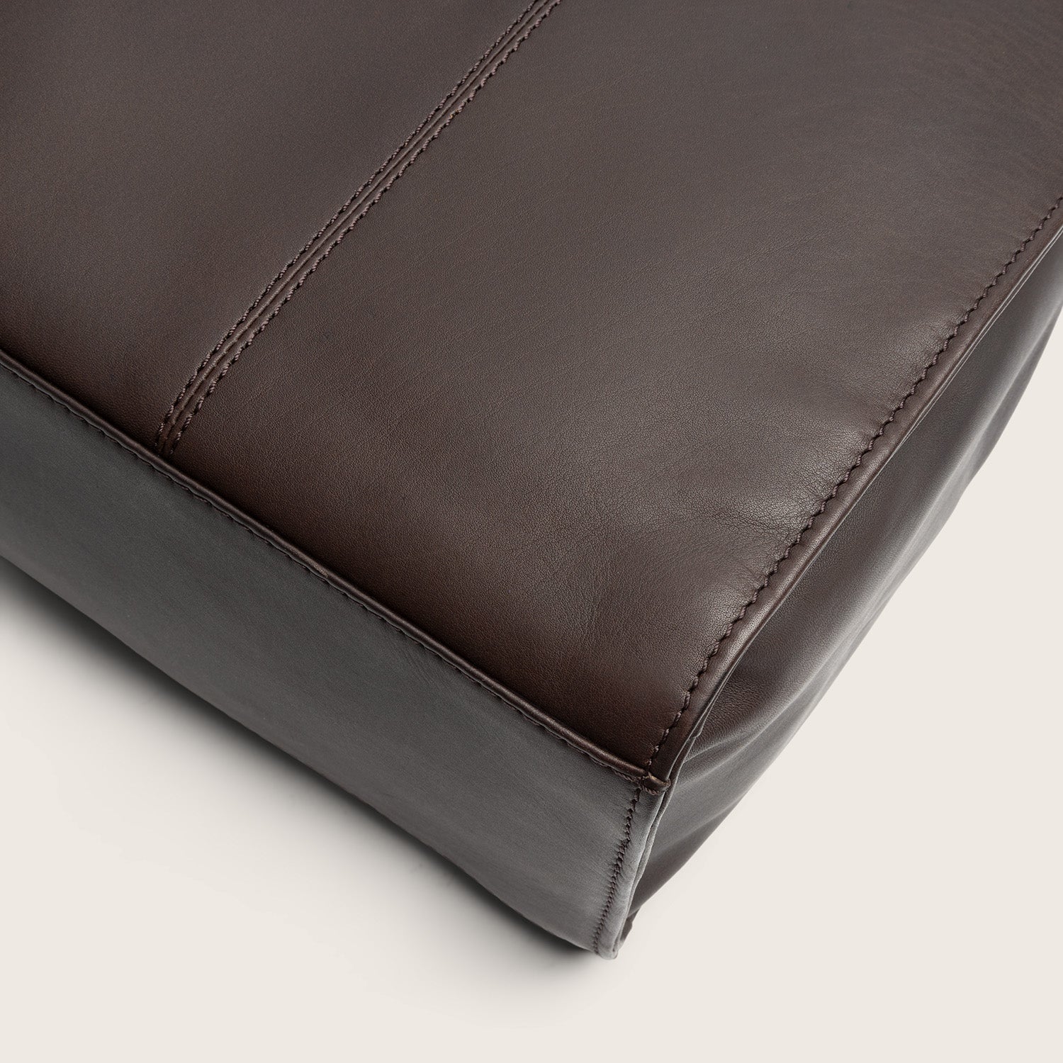 Leather Shoulder Bag Brown Fidenza, close-up of the leather