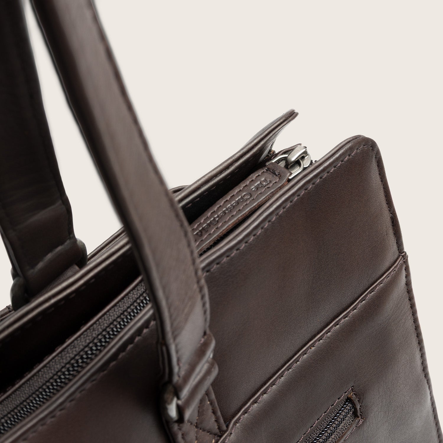 Leather Shoulder Bag Brown Fidenza, close-up of the zip