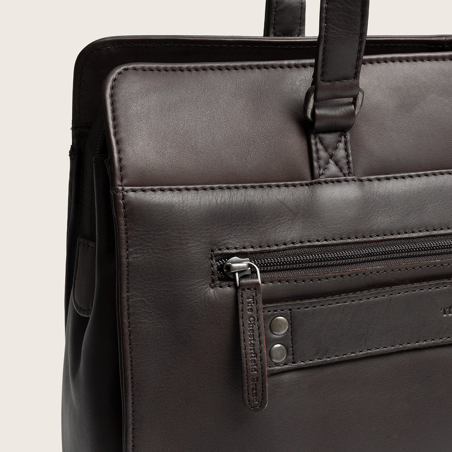 Leather Shoulder Bag Brown Fidenza, close-up of a zip pocket