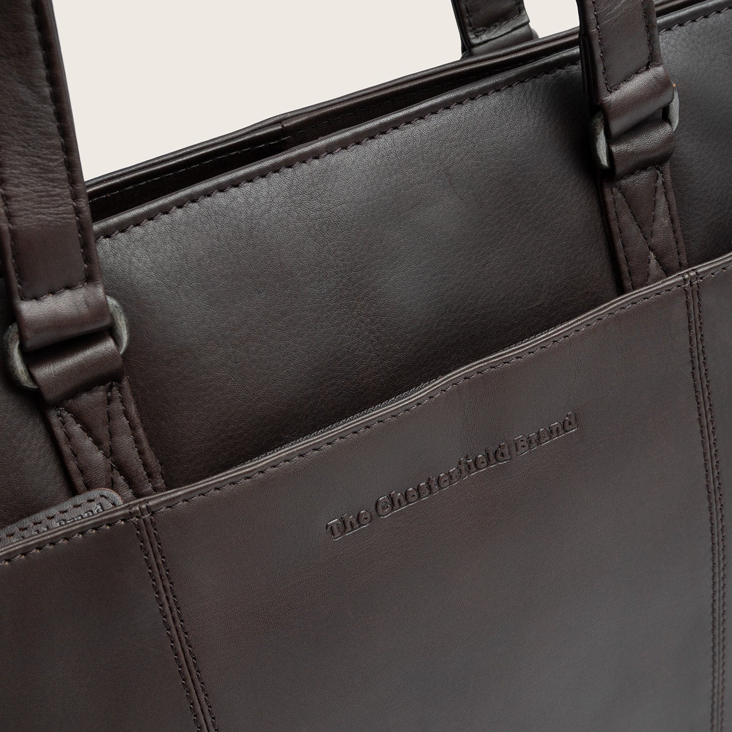 Leather Shoulder Bag Brown Fidenza, close-up of the embossed logo