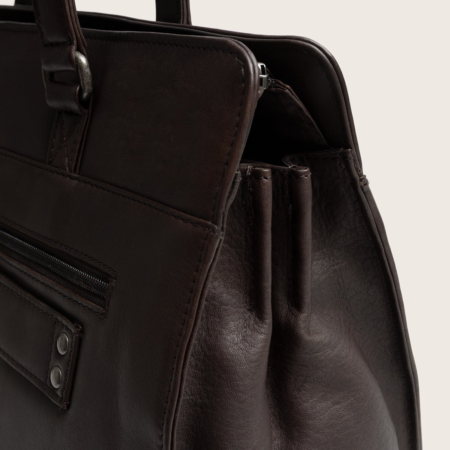 Leather Shoulder Bag Brown Fidenza, close-up of the side