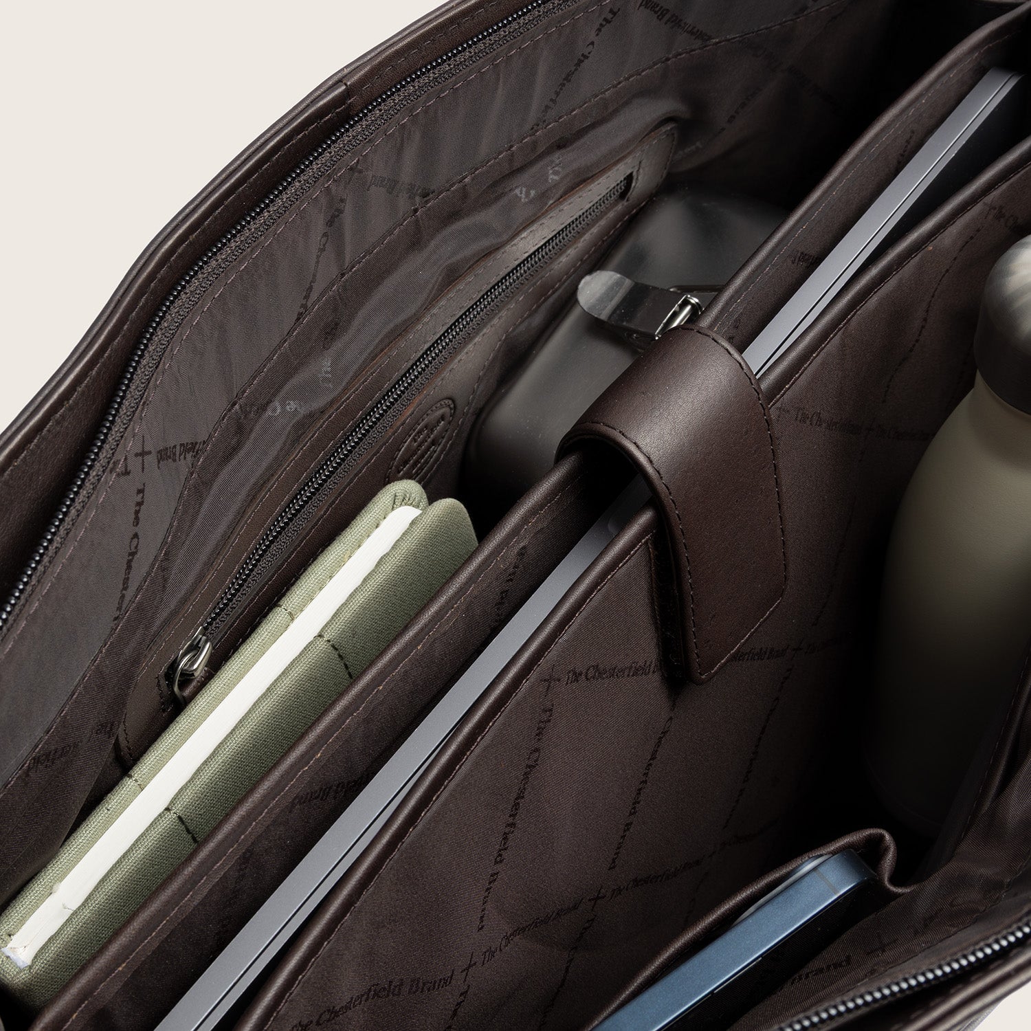 Leather Shoulder Bag Brown Fidenza, inside view with an inner zip pocket