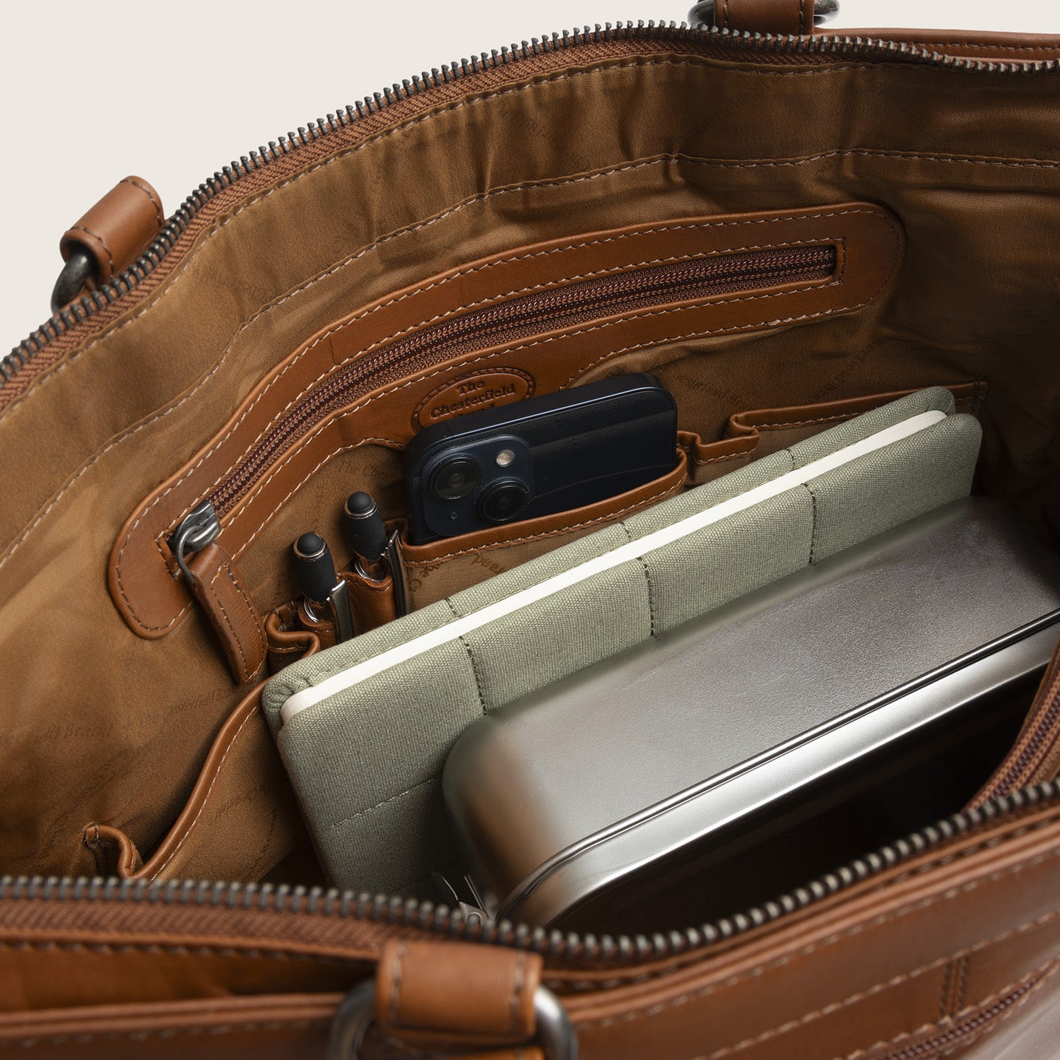 Leder Shopper Cognac Manly, Innenansicht mit Reißverschlussfach und Stiftschlaufen