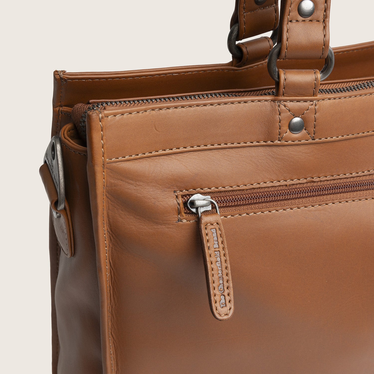 Leder Shopper Cognac Manly, Nahaufnahme eines Reißverschlussfachs