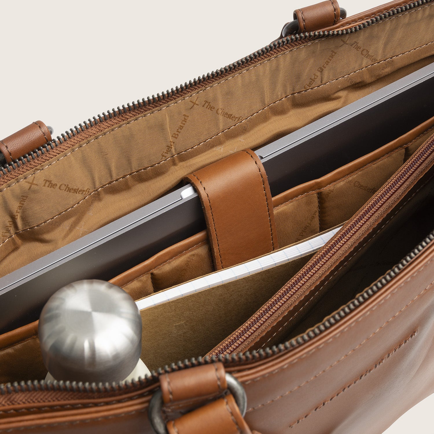 Leder Shopper Cognac Manly, Hauptfach geöffnet, Laptop mit Lederlasche gesichert