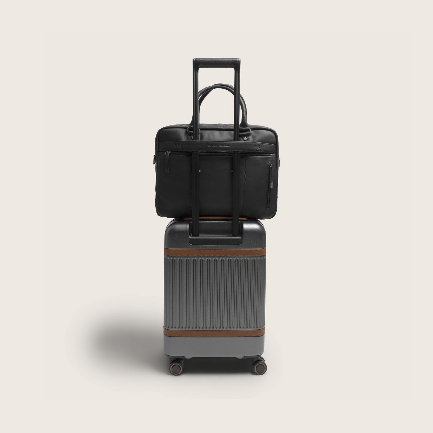 Leren Laptoptas Zwart Boston, achteraanzicht, met de trolleyband op een koffer