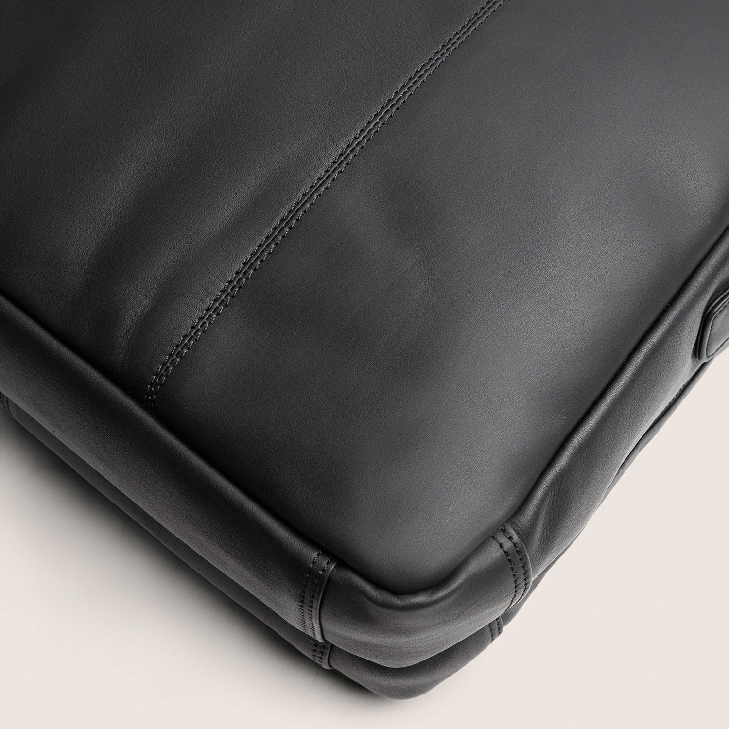 Leren Laptoptas Zwart Boston, close-up van het leer bij de onderhoek