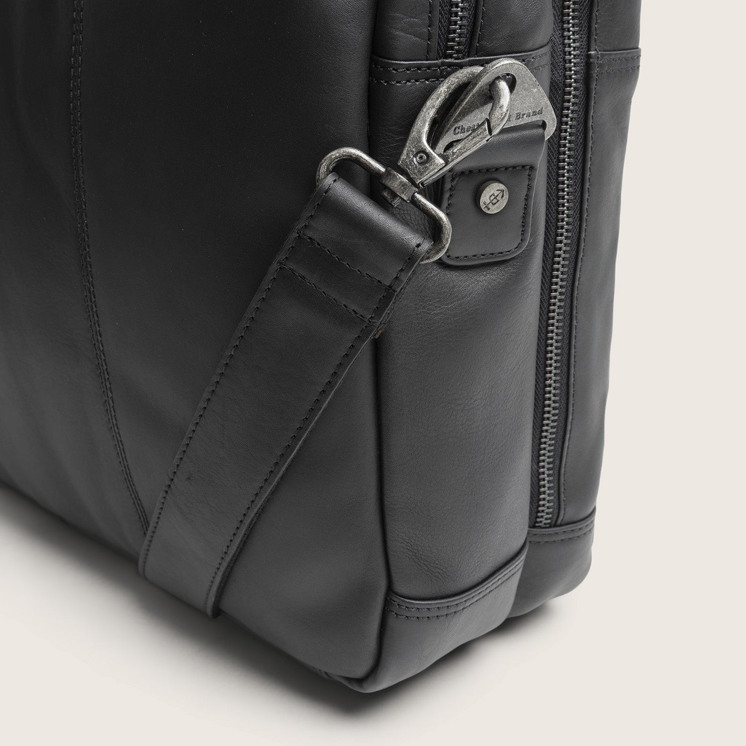 Leren Laptoptas Zwart Boston, close-up van de schouderband