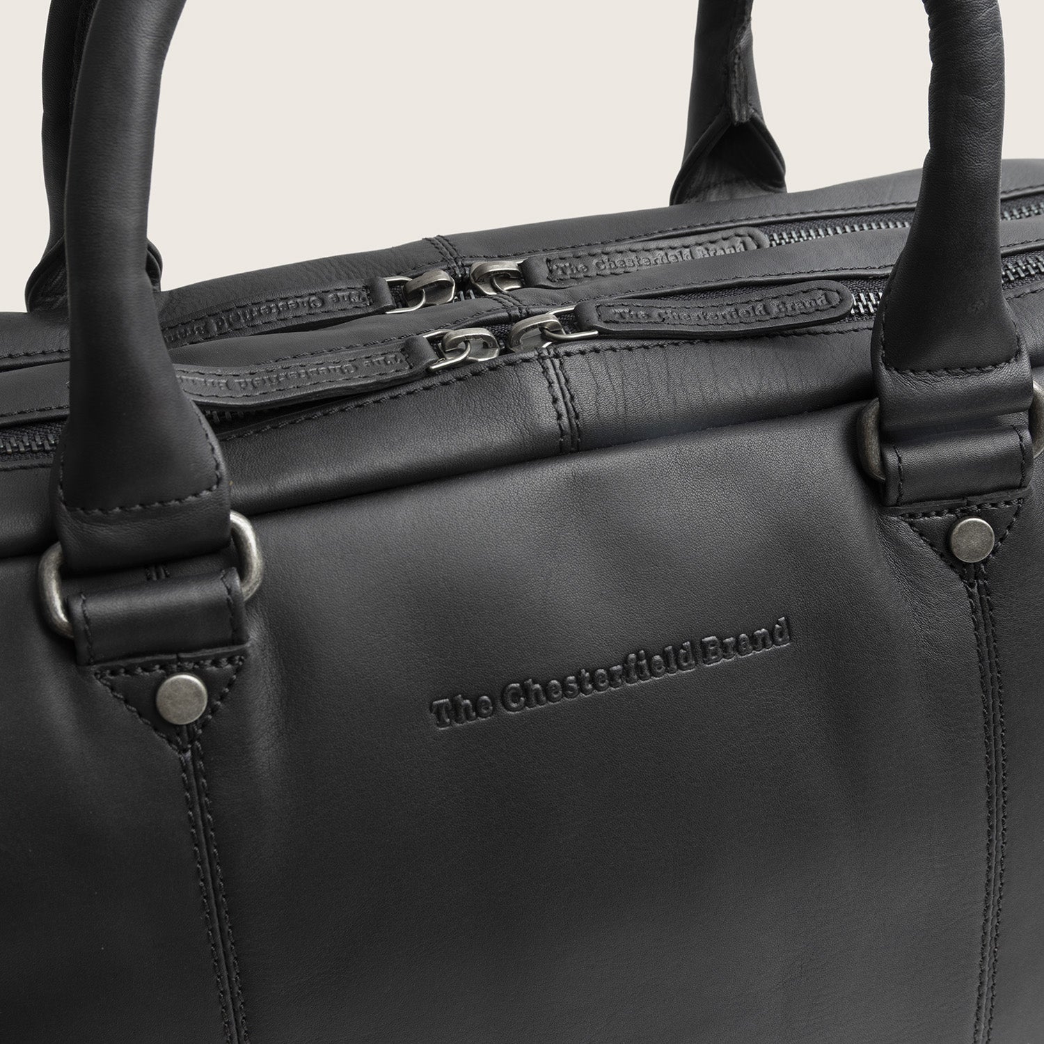 Leren Laptoptas Zwart Boston, close-up van het ingeperste logo