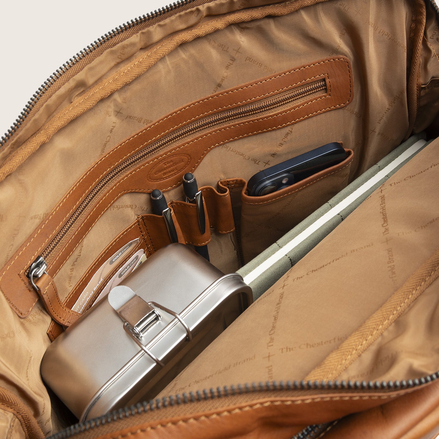 Sacoche Ordinateur en Cuir Cognac Boston, vue intérieure avec poche zippée, emplacements pour cartes, porte-stylos et poche pour téléphone