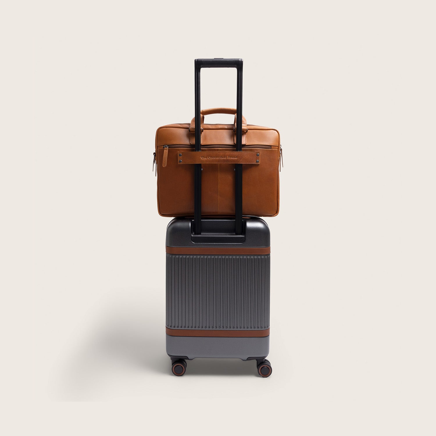 Leren Laptoptas Cognac Seth, achteraanzicht, over de trolleystang van een koffer geschoven