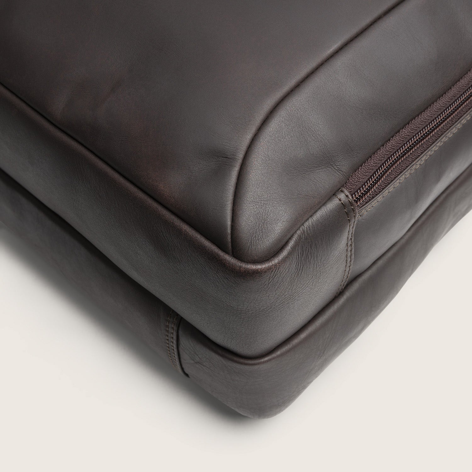 Leren Laptoptas Bruin Ryan, close-up van het leer