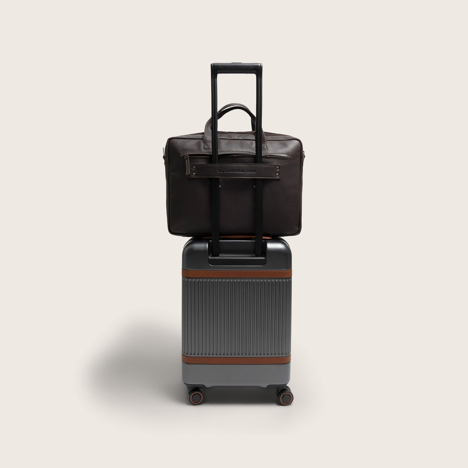 Leren Laptoptas Bruin Ryan, achteraanzicht, met de trolleyband op een koffer