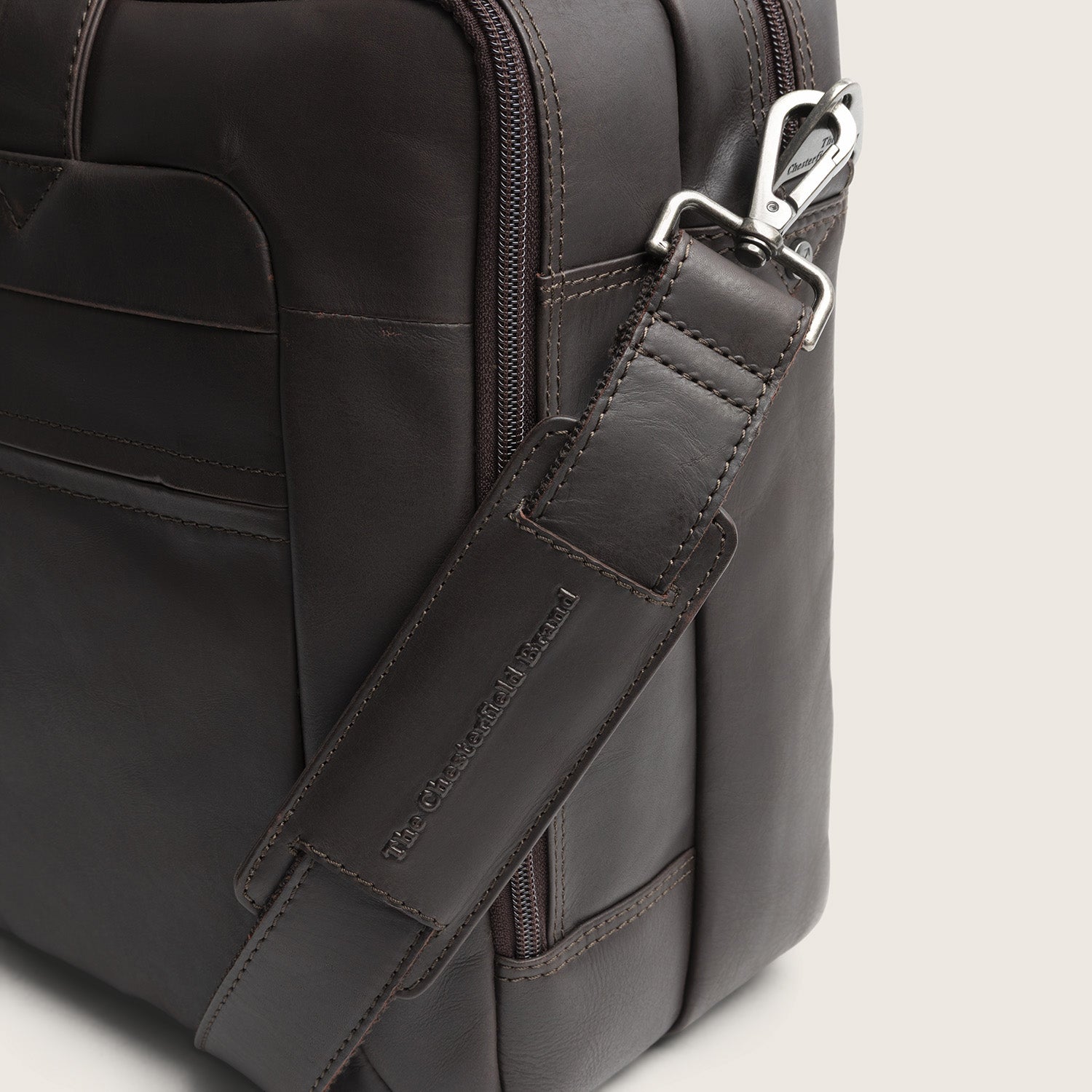 Leren Laptoptas Bruin Ryan, close-up van de schouderband
