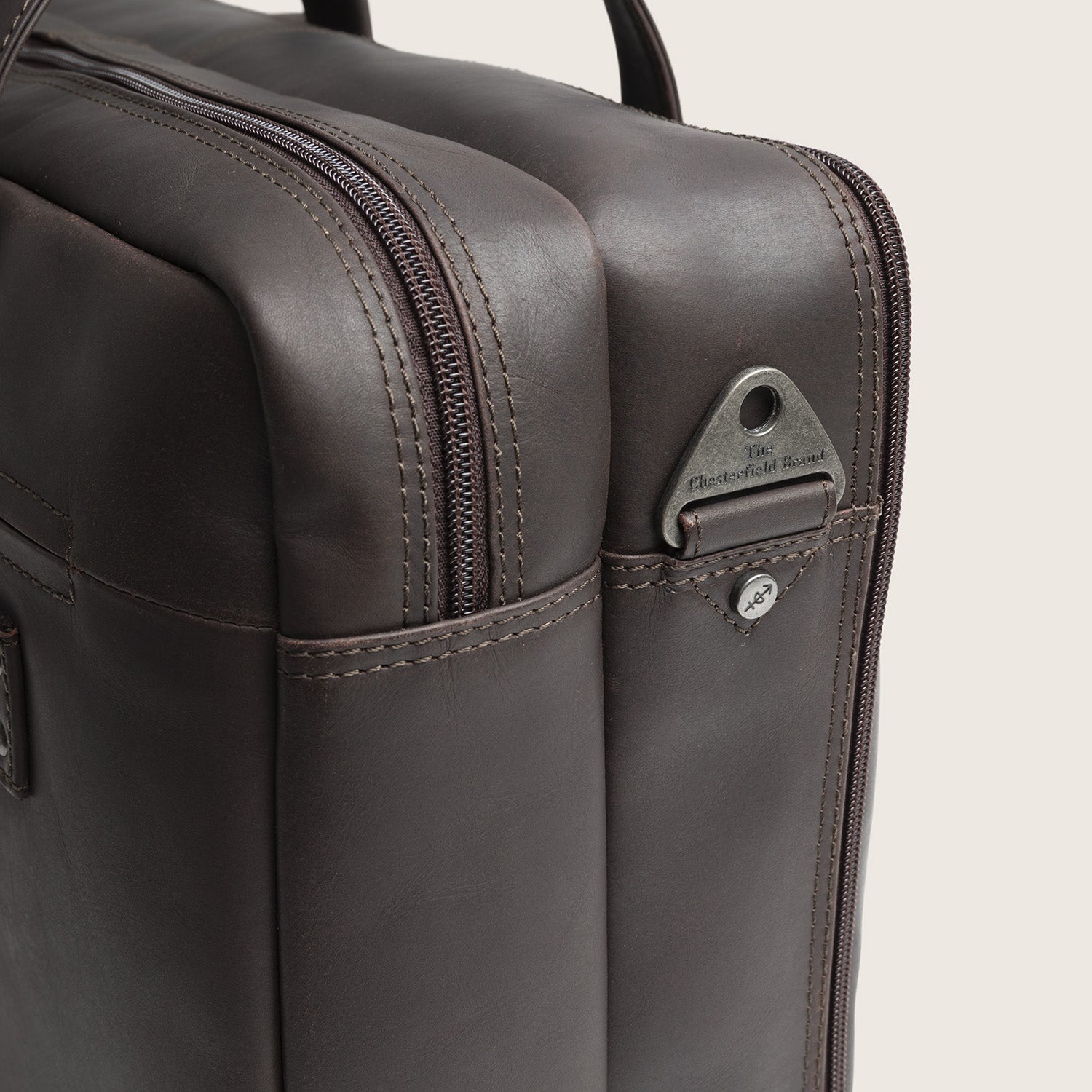 Leren Laptoptas Bruin Ryan, close-up van de metalen schouderbandbevestiging met 'The Chesterfield Brand'
