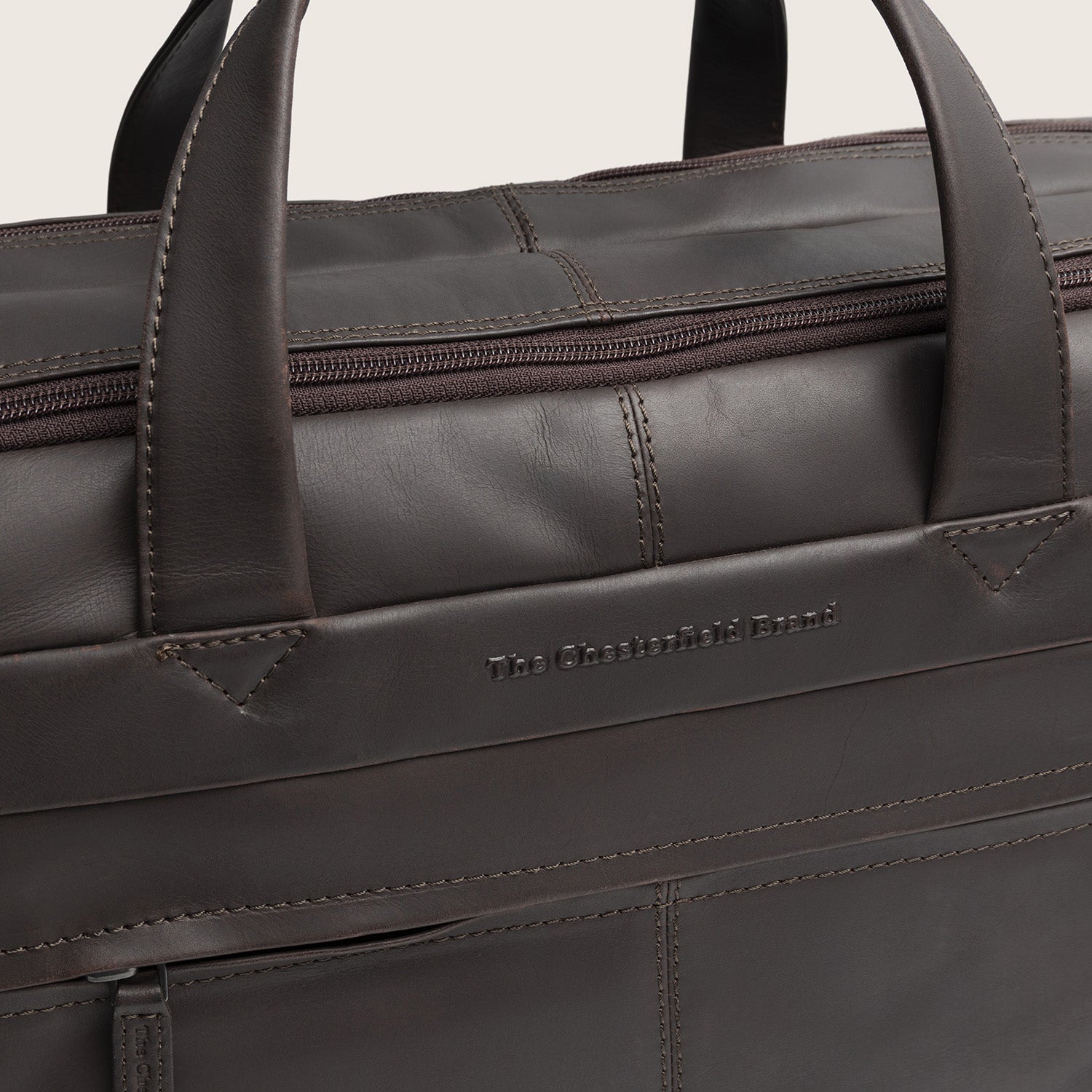 Leren Laptoptas Bruin Ryan, close-up van het ingeperste logo