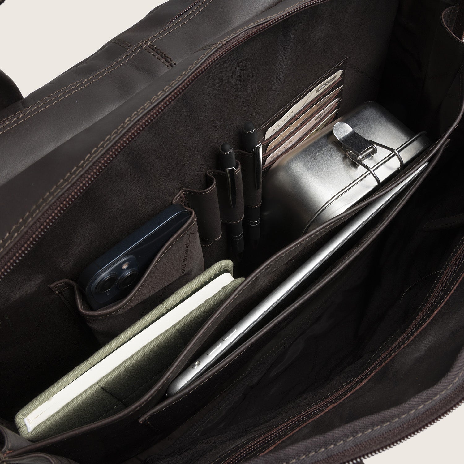 Leren Laptoptas Bruin Ryan, binnenkant met penhouders en pasjesvakken