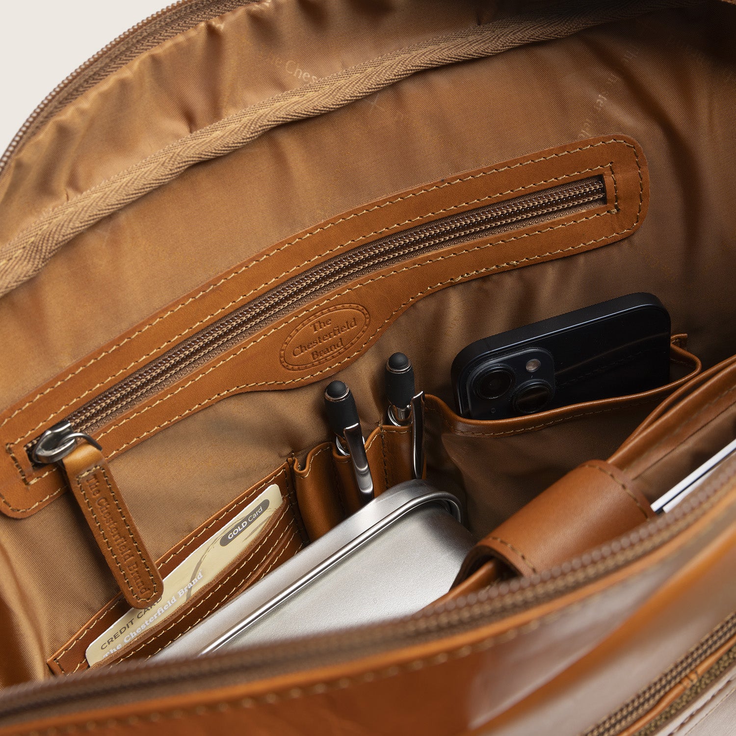 Leren Laptoptas Cognac Calvi, binnenkant met ritsvak, penhouders en telefoonvak