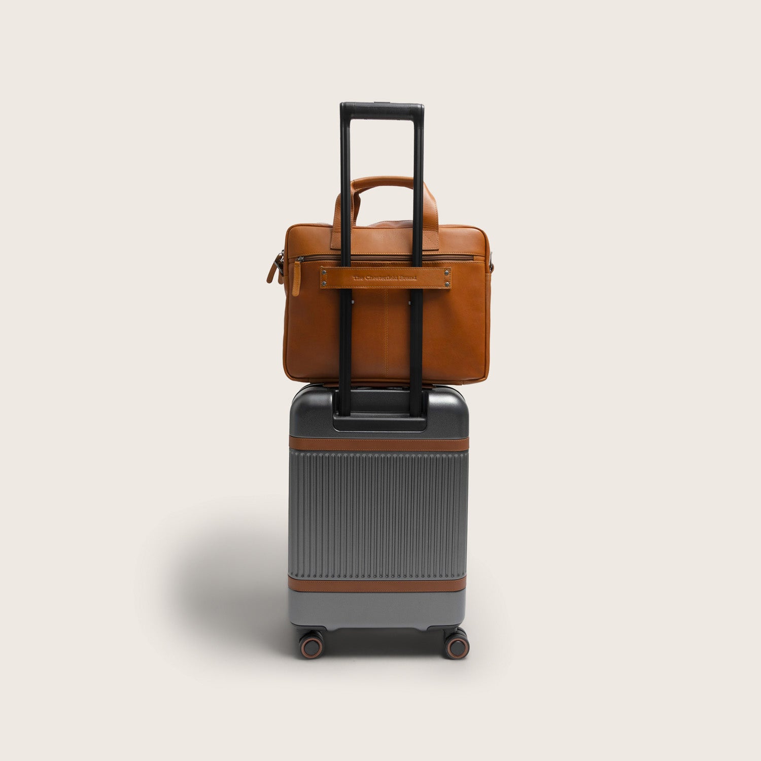 Leren Laptoptas Cognac Calvi, over het handvat van een koffer geschoven