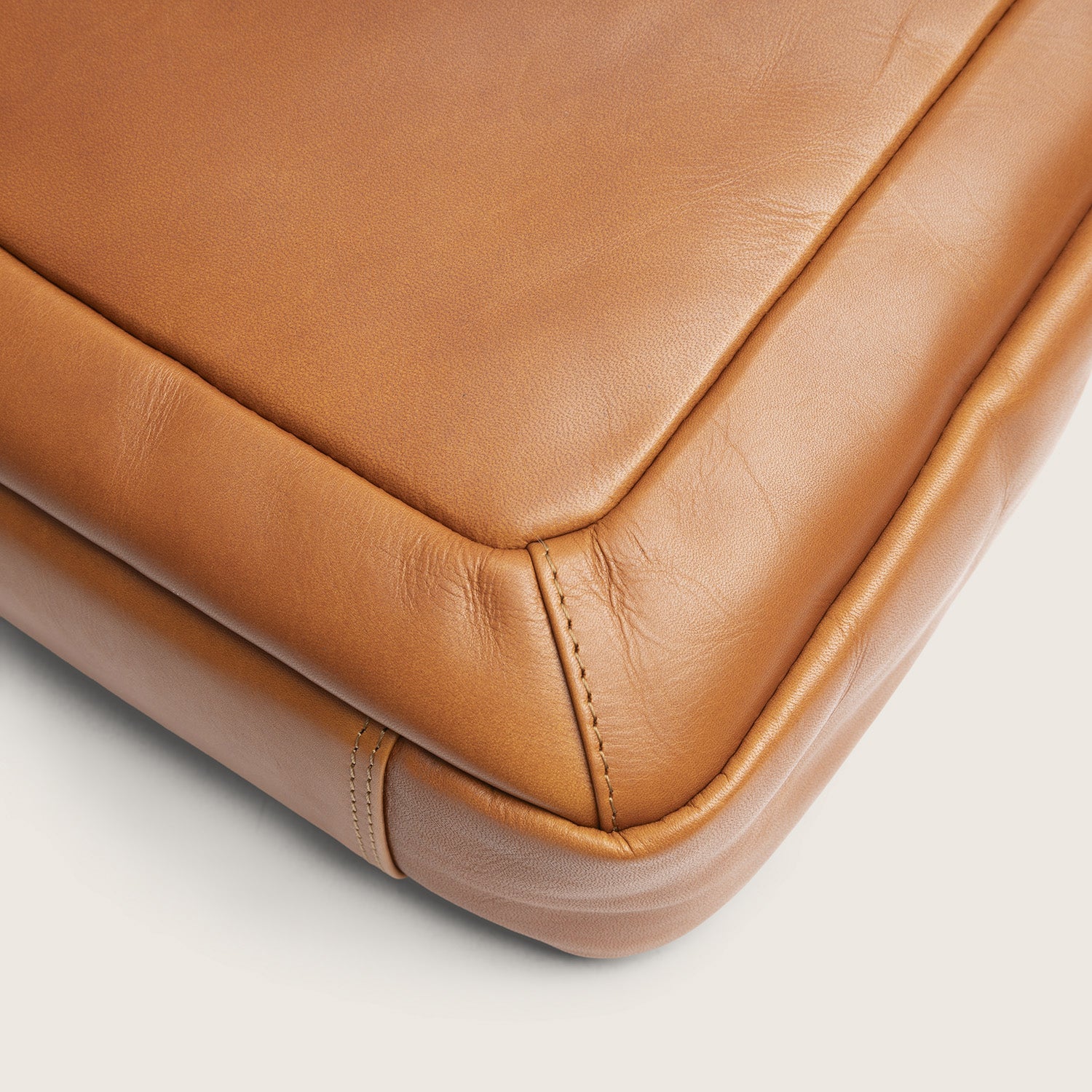 Leren Laptoptas Cognac Calvi, close-up van het leer bij een onderhoek