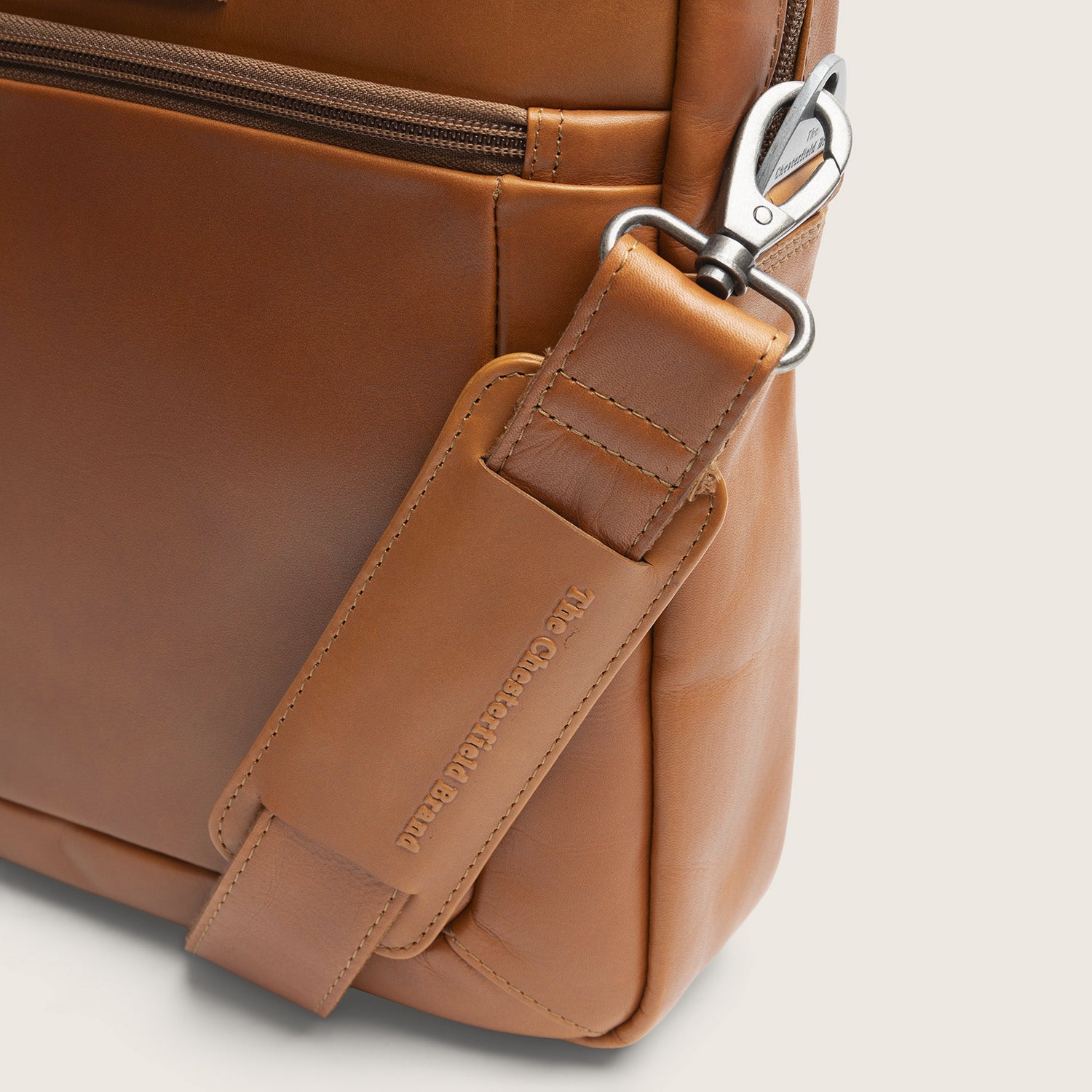 Leren Laptoptas Cognac Calvi, close-up van de schouderband