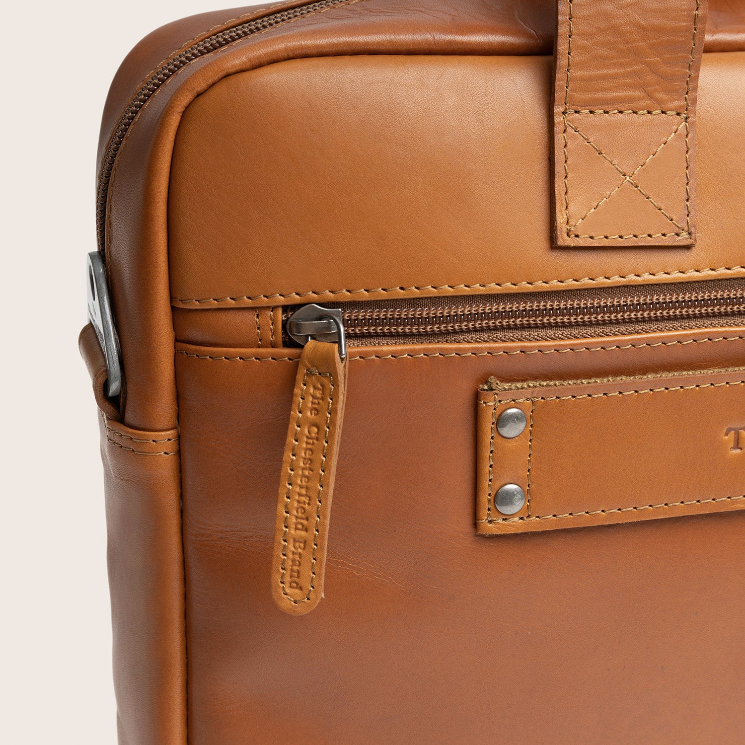 Leren Laptoptas Cognac Calvi, close-up van een ritsvak aan de achterkant