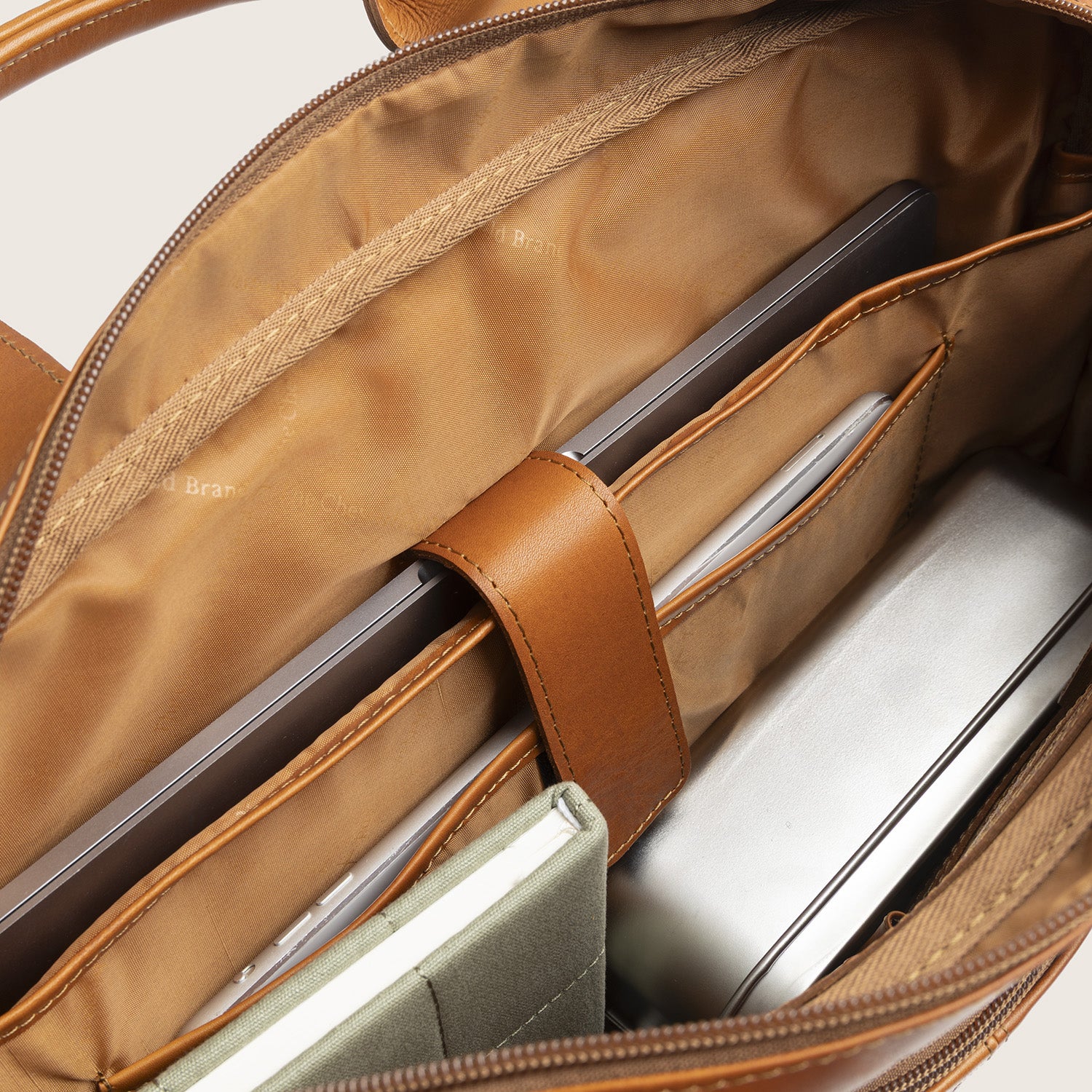 Leren Laptoptas Cognac Calvi, binnenkant met laptopvak