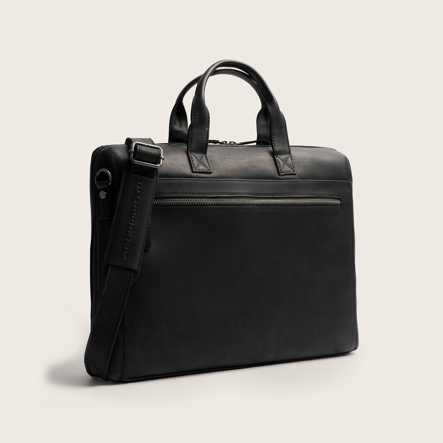 The Chesterfield Brand Sacoche Ordinateur en Cuir Noir Levanto, vue de face en biais