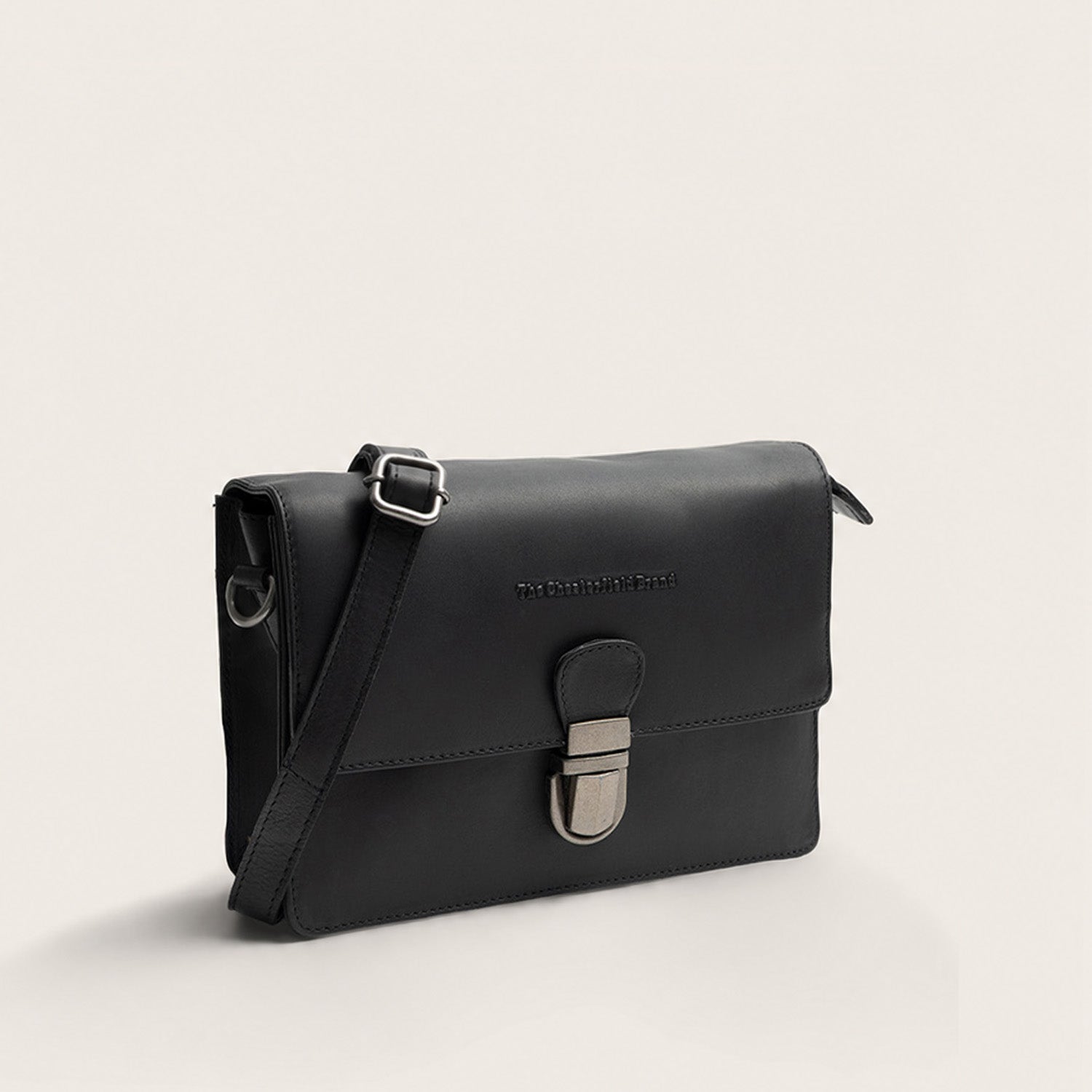 The Chesterfield Brand Leren Crossbody Tas Zwart Lucca, schuin vooraanzicht