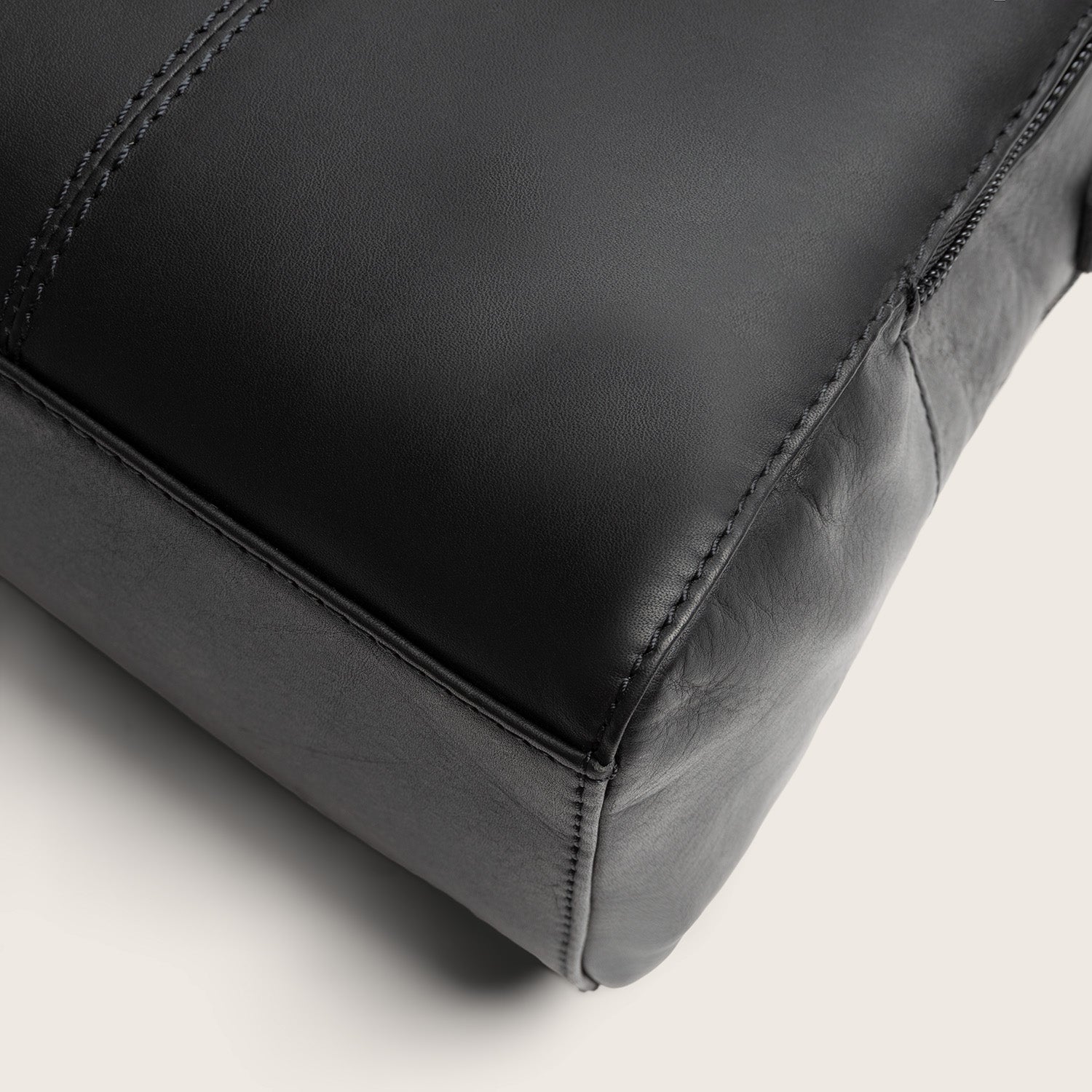 Leather Handbag Black Layton, close-up of the leather