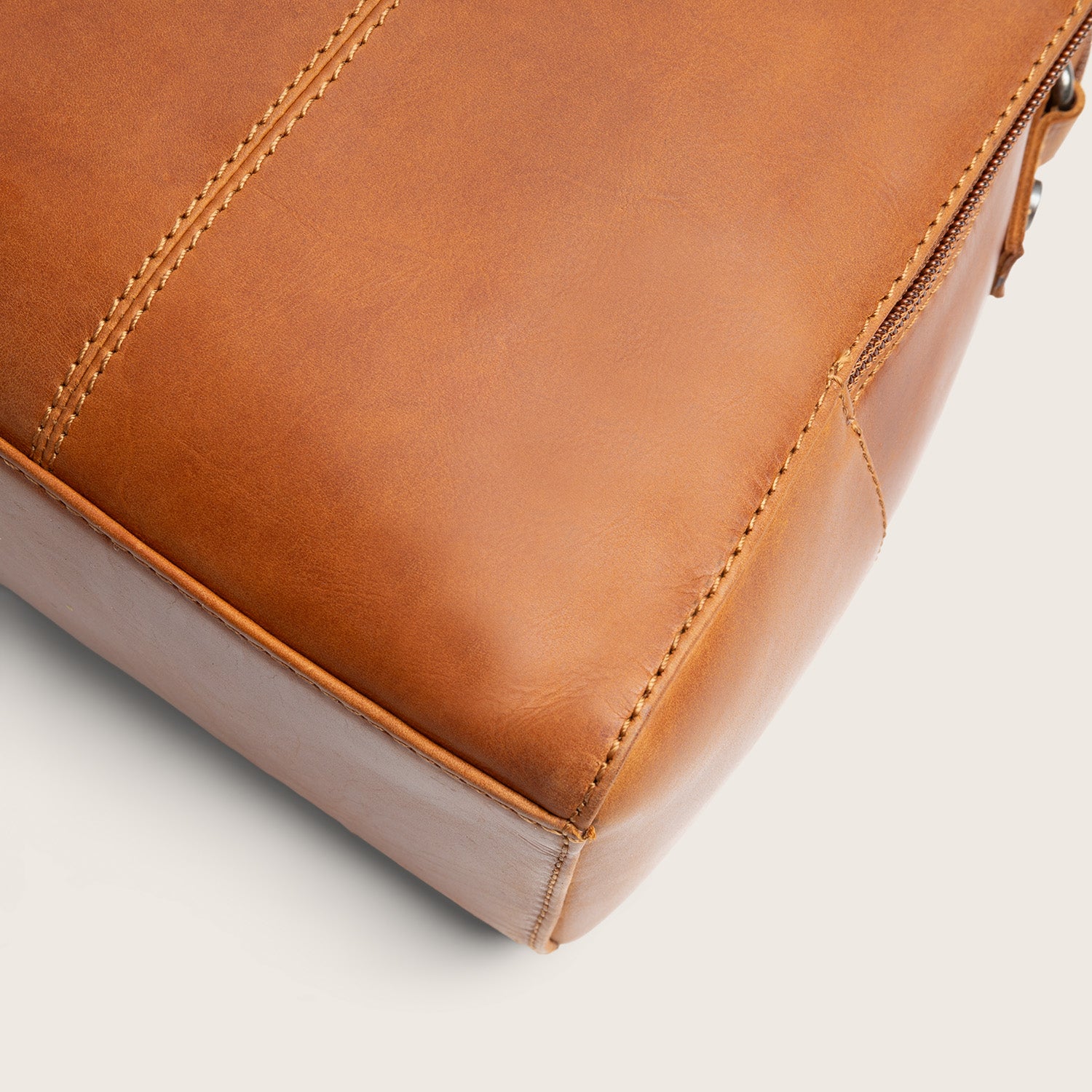 Leather Handbag Cognac Layton, close-up of the leather