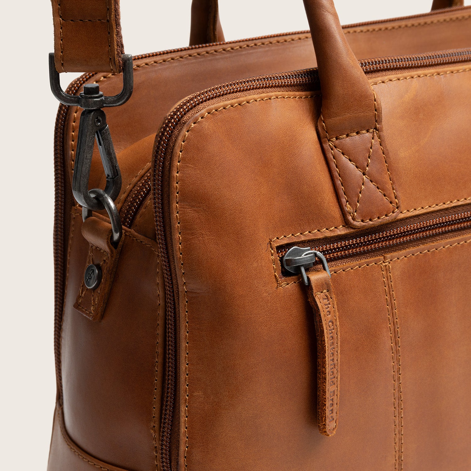 Leather Handbag Cognac Layton, close-up of a zip pocket