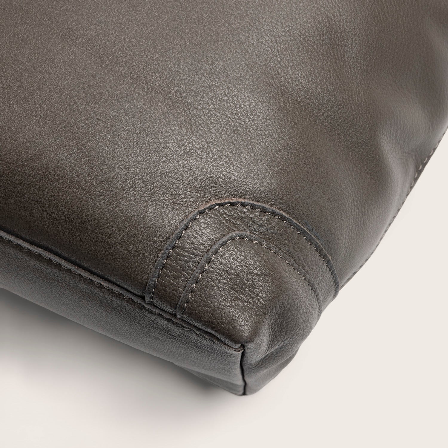 Leder Schultertasche Lehmgrau Astero