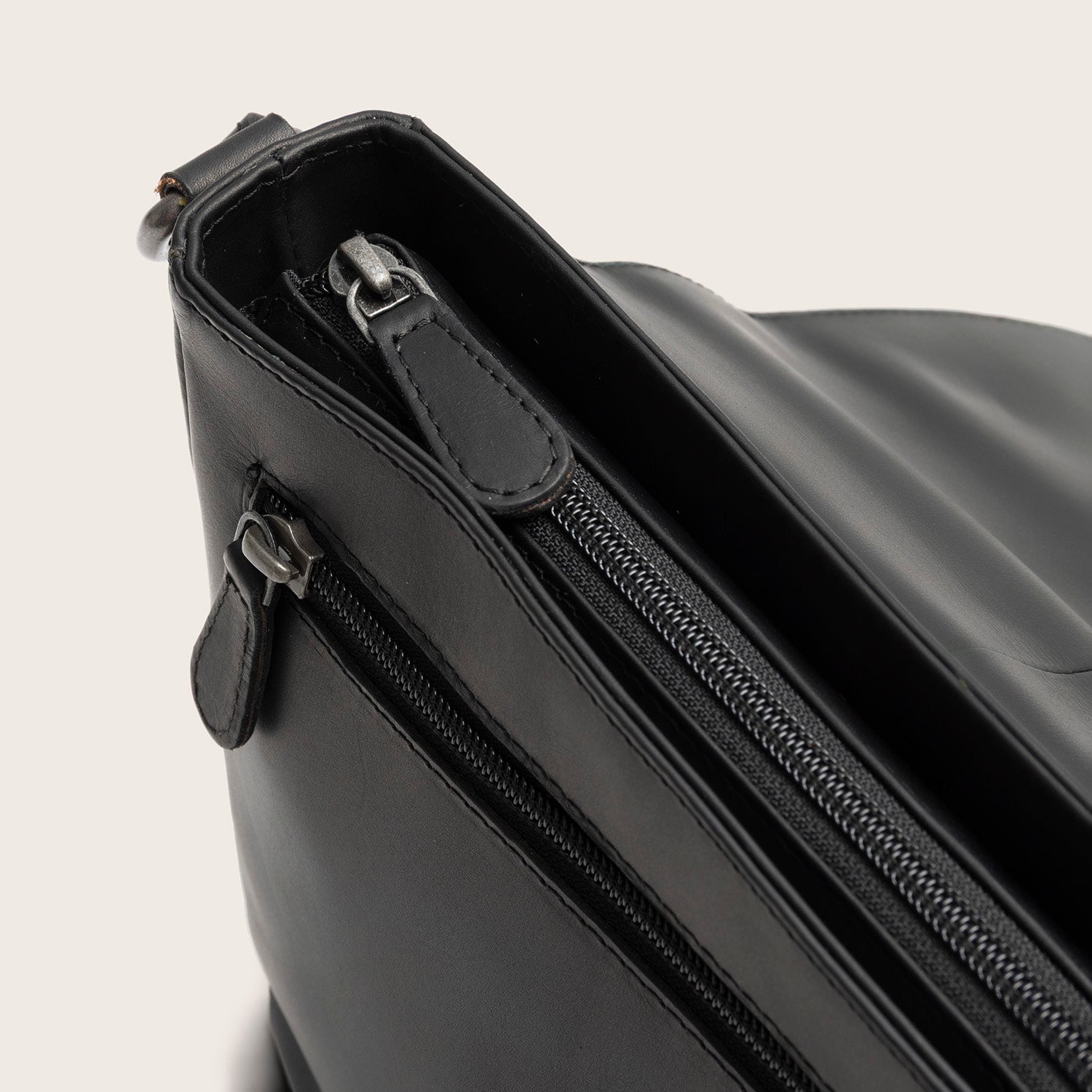 Sac Bandoulière en Cuir Noir Vayana