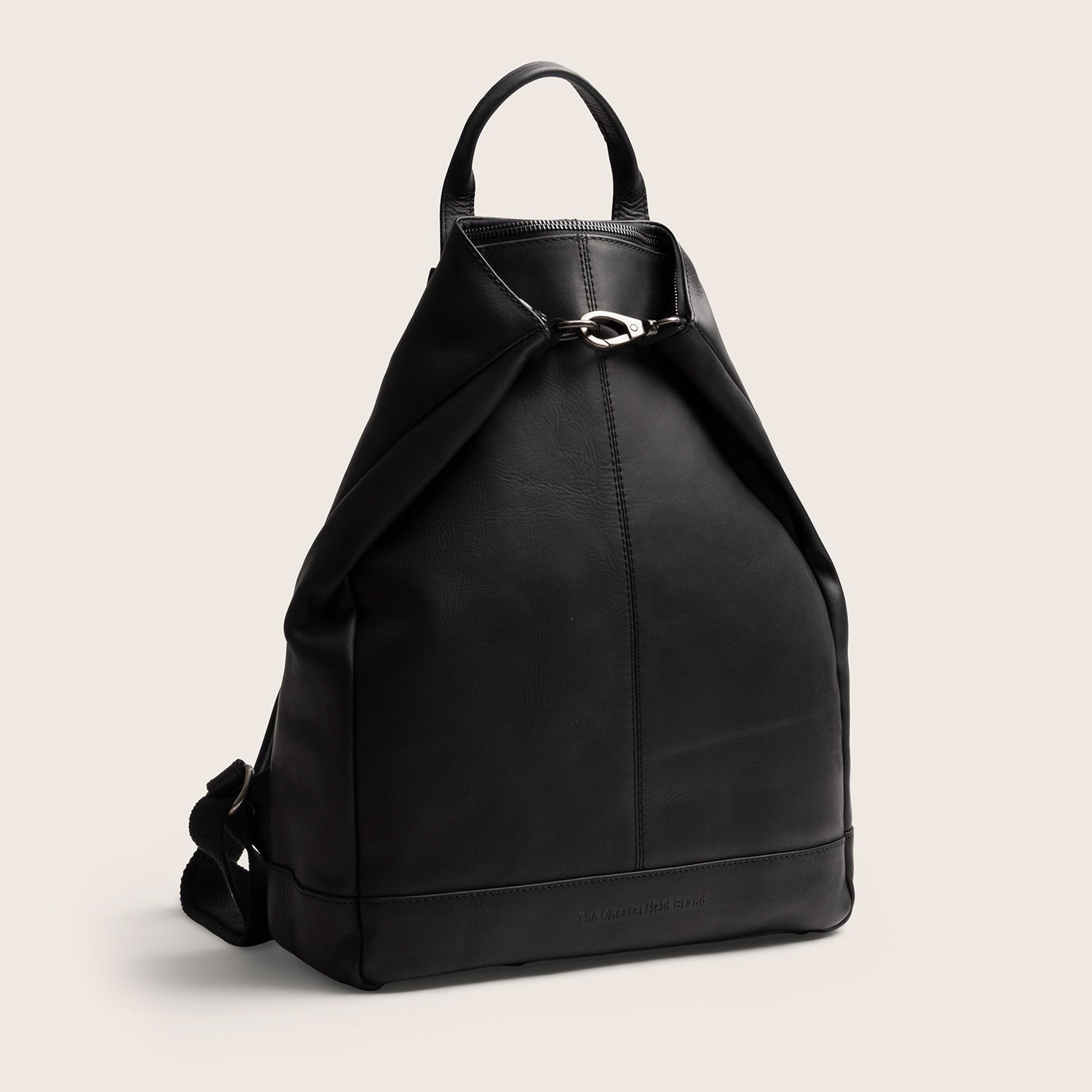 Leder Rucksack Schwarz Manchester, schräge Vorderansicht