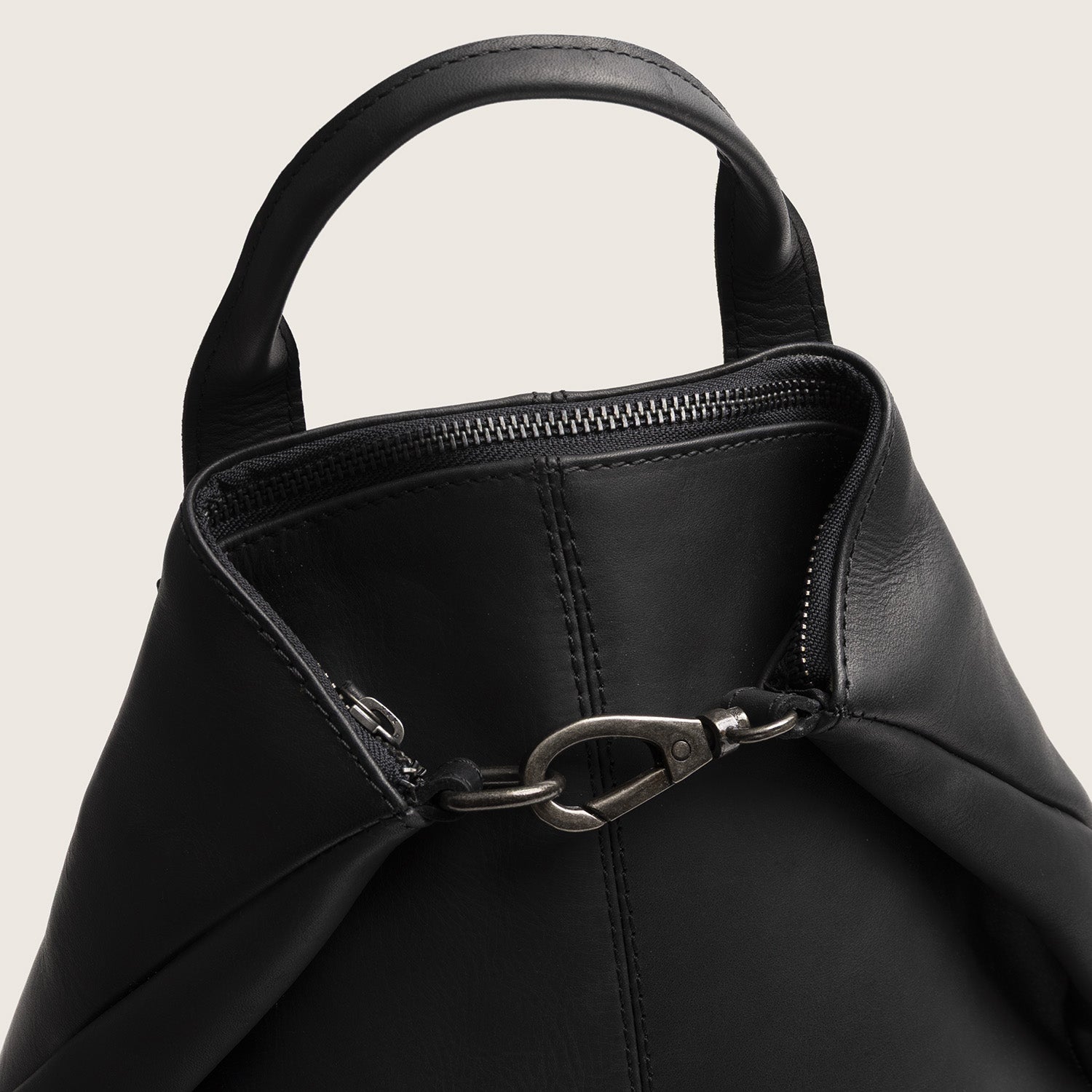 Leder Rucksack Schwarz Manchester, Nahaufnahme des Griffs und des Karabinerhakens