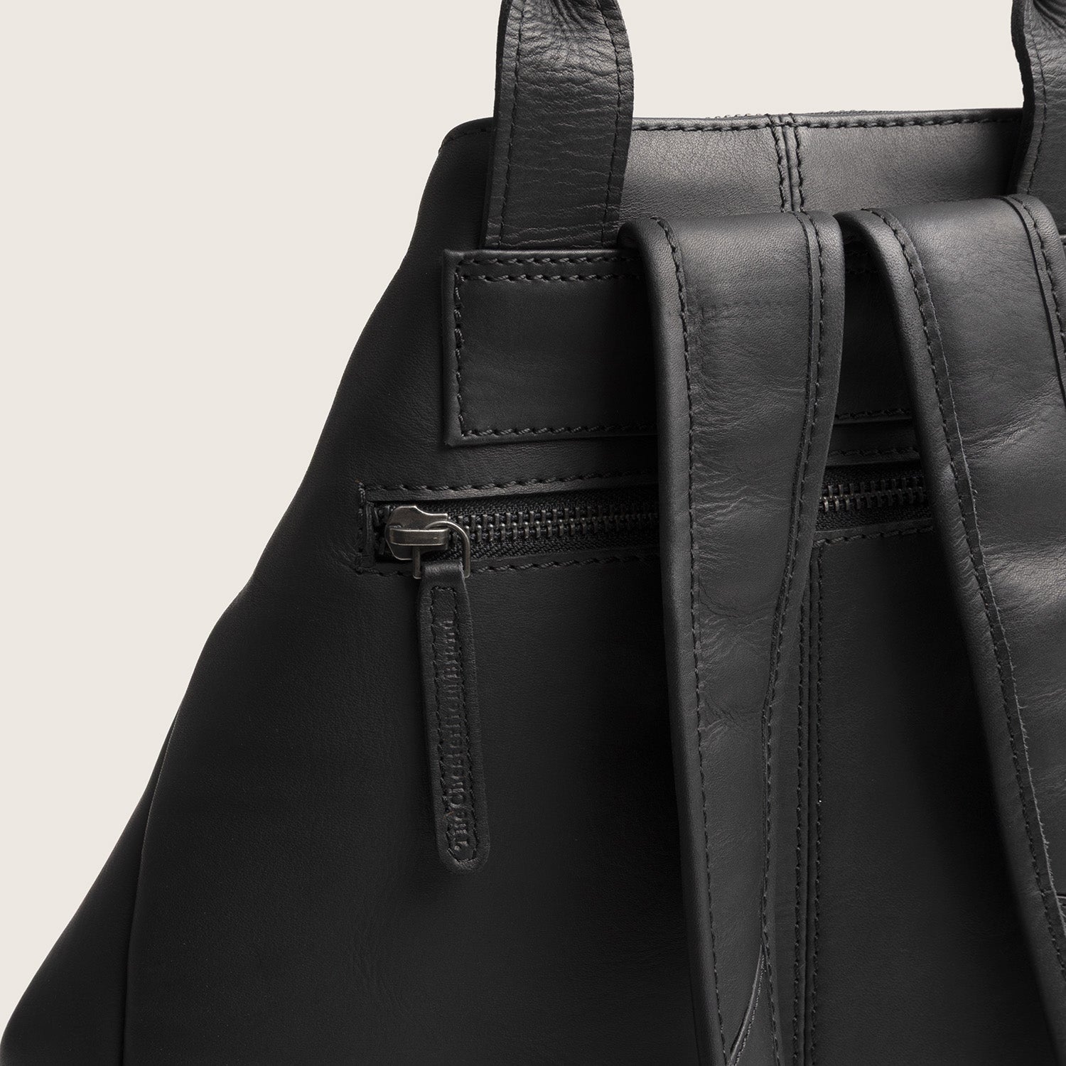 Leder Rucksack Schwarz Manchester, Nahaufnahme eines Reißverschlussfachs auf der Rückseite
