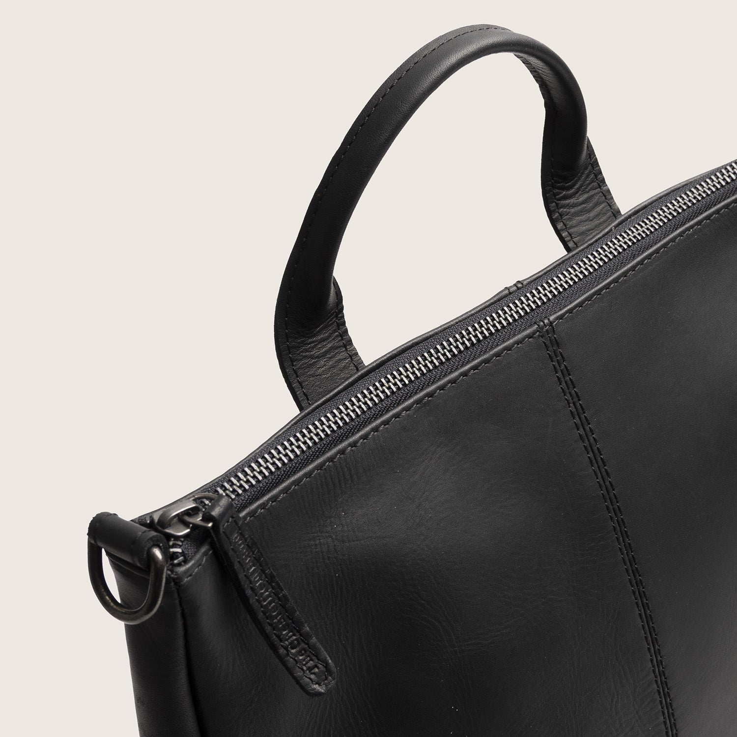 Leder Rucksack Schwarz Manchester, Nahaufnahme des Reißverschlusses