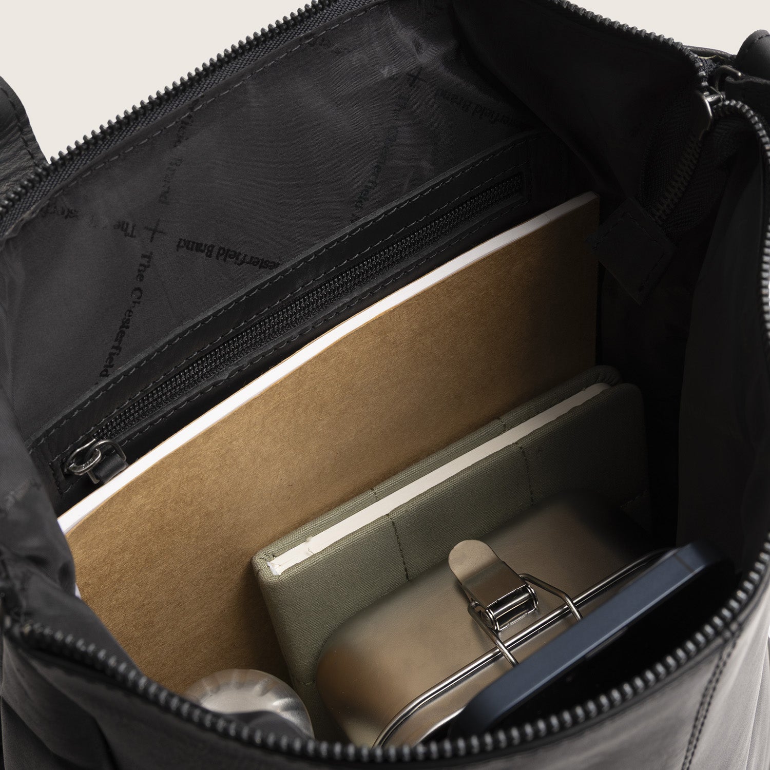 Leder Rucksack Schwarz Manchester, Hauptfach geöffnet, mit innerem Reißverschlussfach