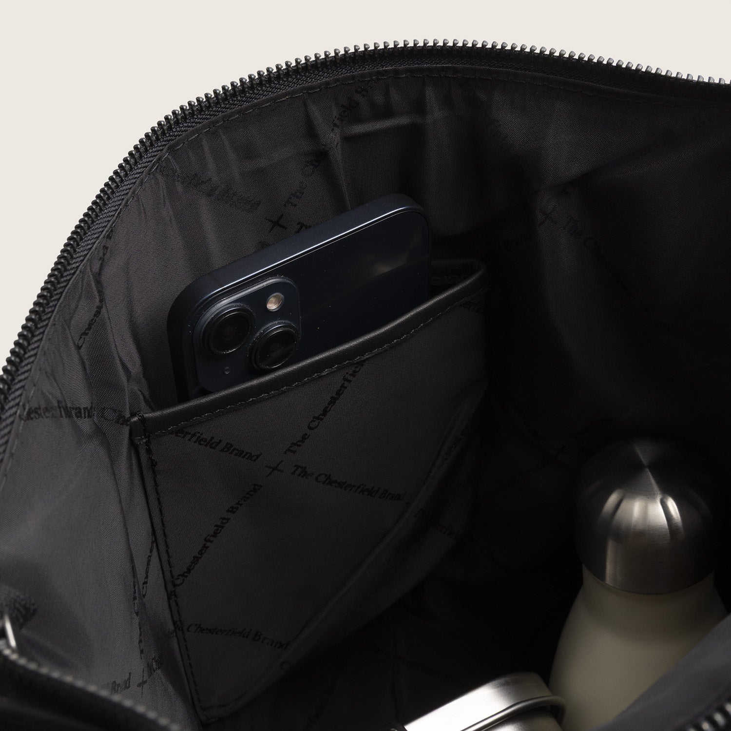 Leder Rucksack Schwarz Manchester, Hauptfach geöffnet, mit Telefon im Innenfach