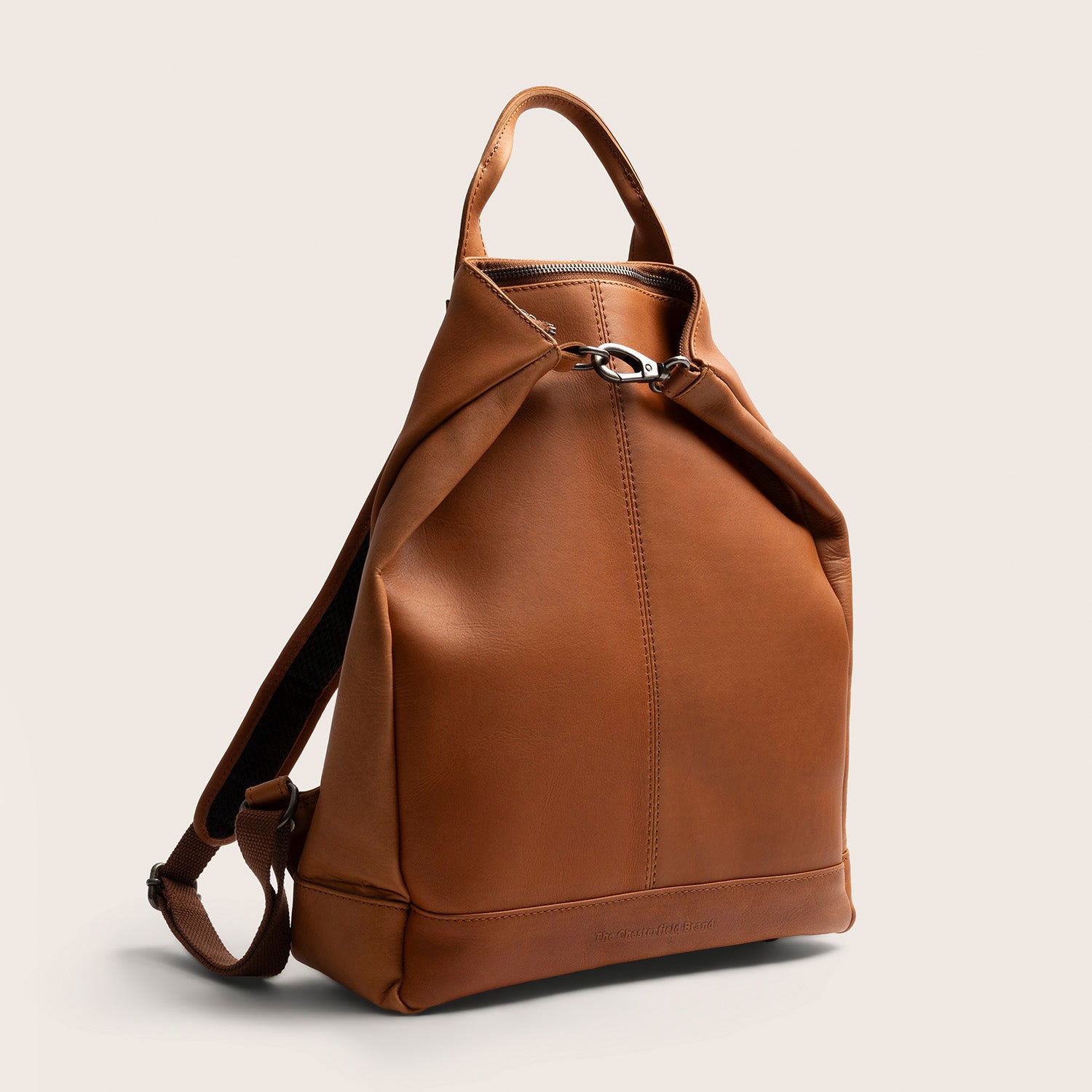 Sac à Dos en Cuir Cognac Manchester, vue de face en biais