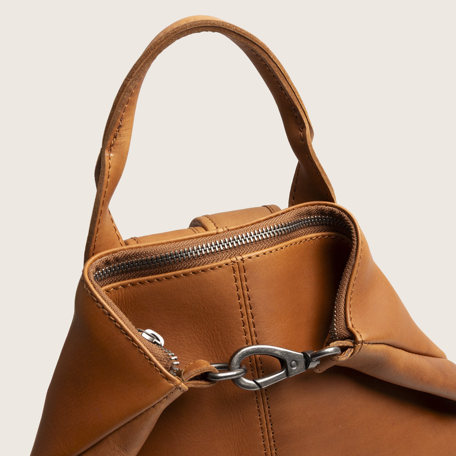 Sac à Dos en Cuir Cognac Manchester, gros plan sur la poignée et le mousqueton