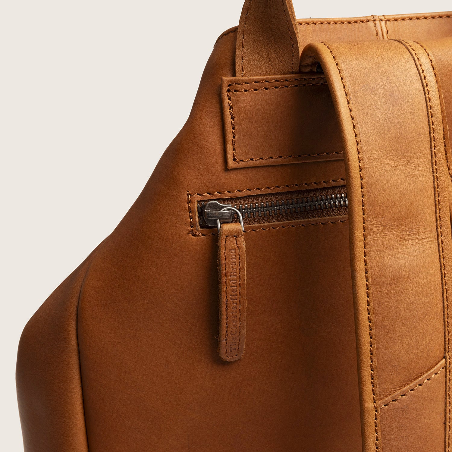Sac à Dos en Cuir Cognac Manchester, gros plan sur une poche zippée au dos