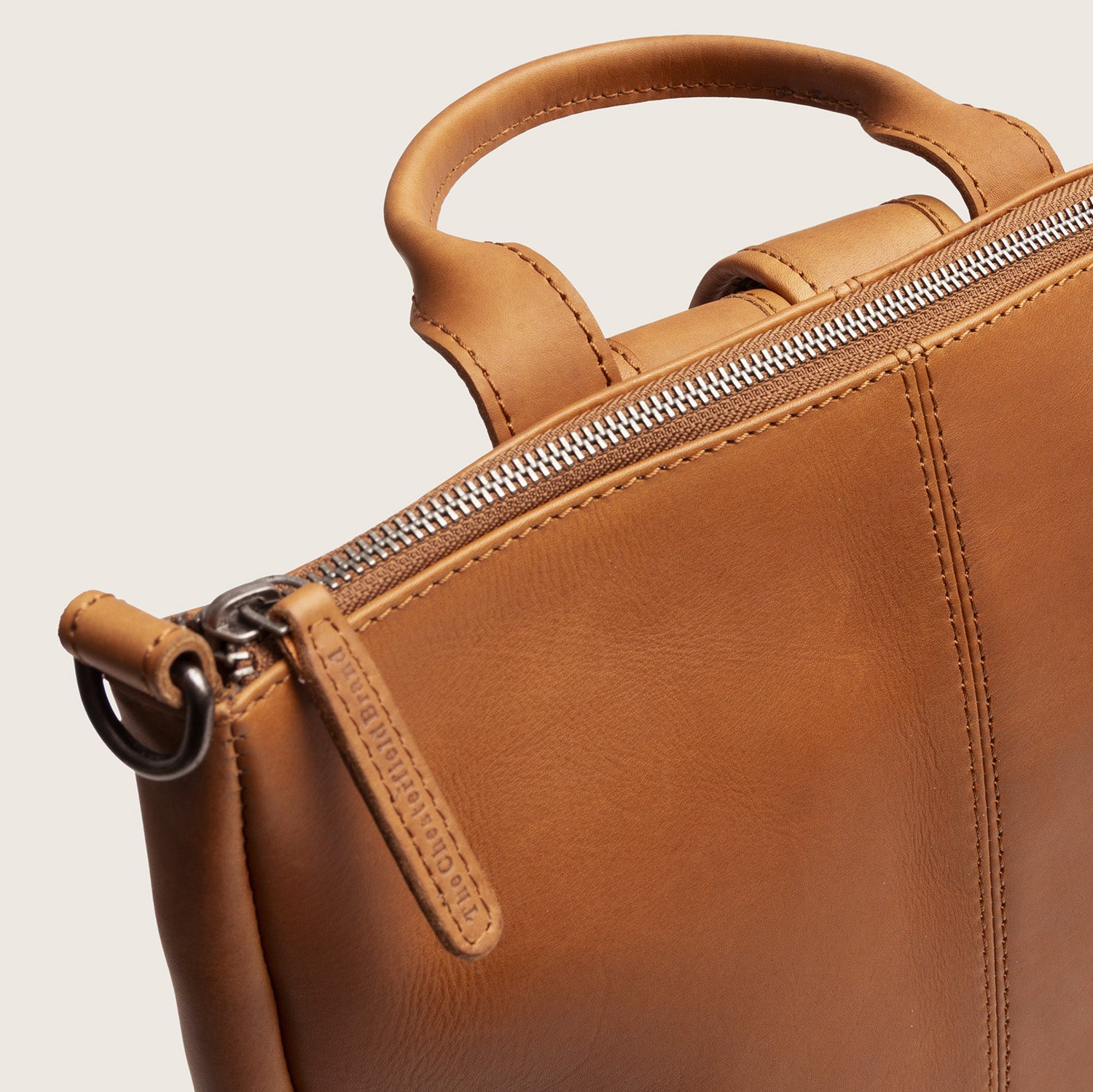 Sac à Dos en Cuir Cognac Manchester, gros plan sur la fermeture éclair