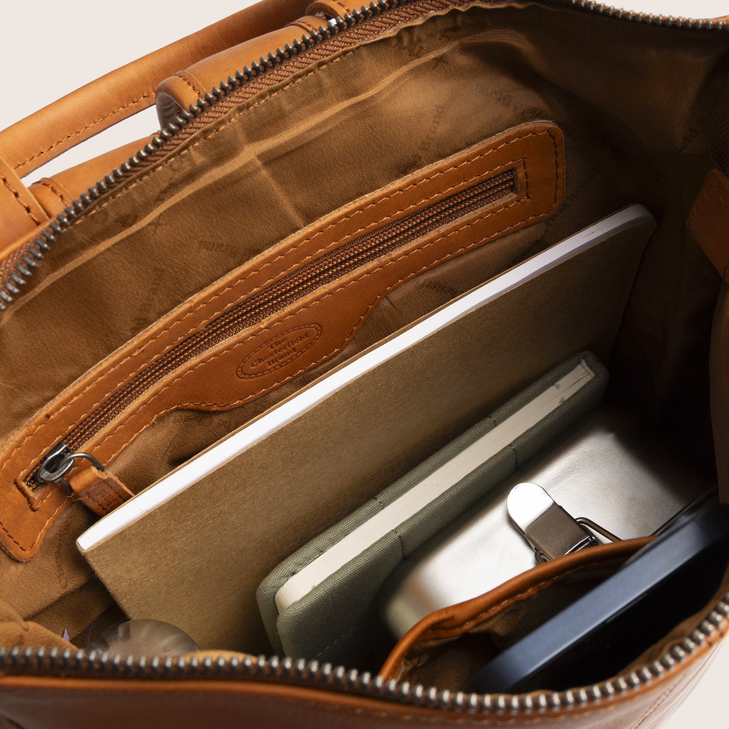 Sac à Dos en Cuir Cognac Manchester, compartiment principal ouvert, avec poche zippée intérieure